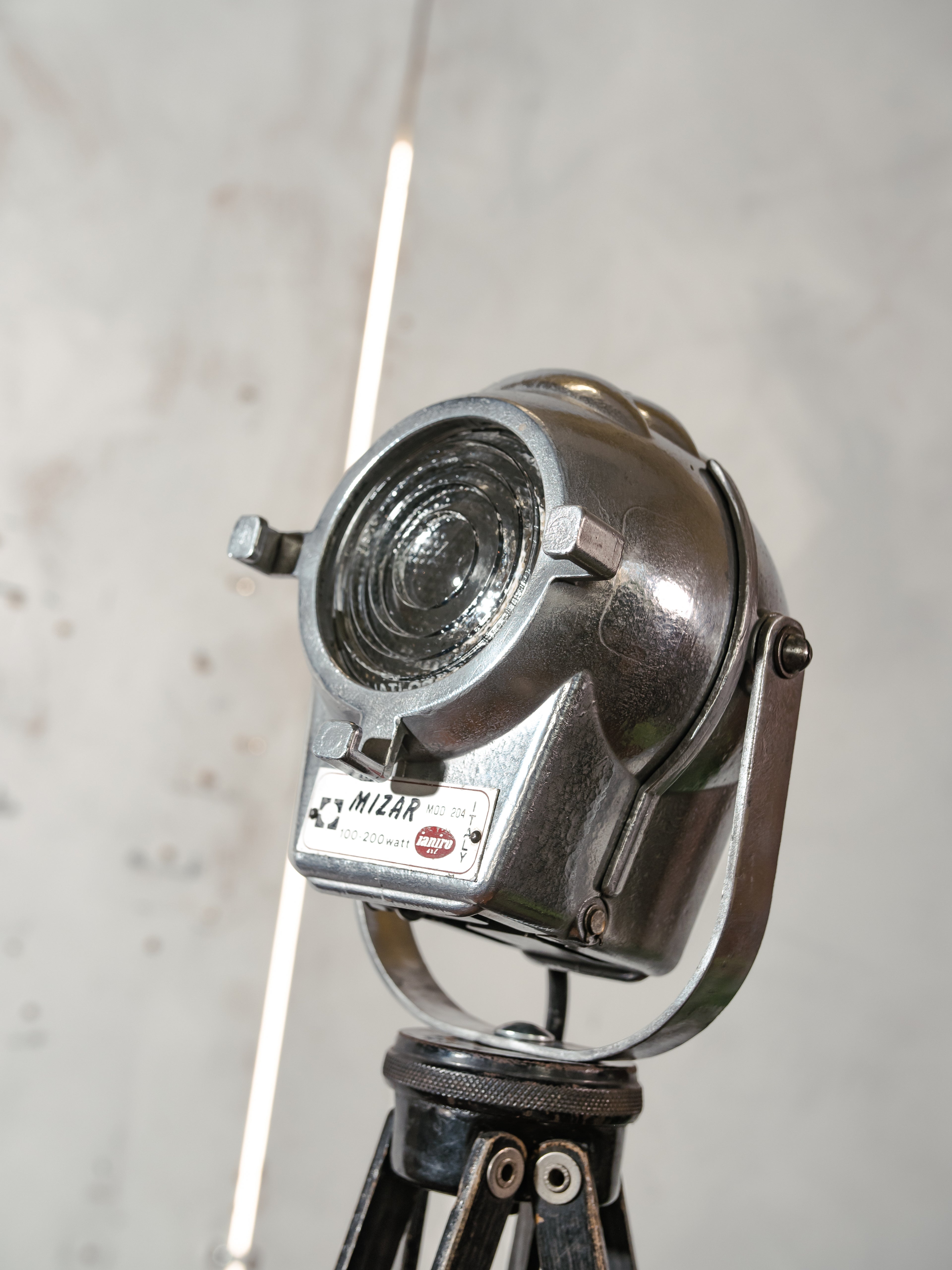 Vintage kleine Ianiro Mizar Spotlight vloerlamp – studiolamp uit de jaren 50 op een Zeiss Ikon statief – gepolijst aluminium – verstelbaar tot bureaulamp