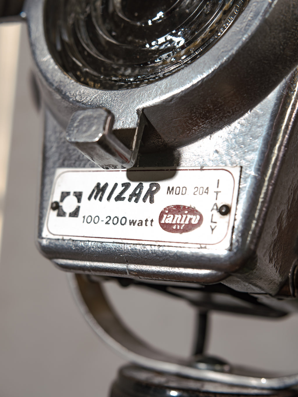 Vintage kleine Ianiro Mizar Spotlight vloerlamp – studiolamp uit de jaren 50 op een Zeiss Ikon statief – gepolijst aluminium – verstelbaar tot bureaulamp