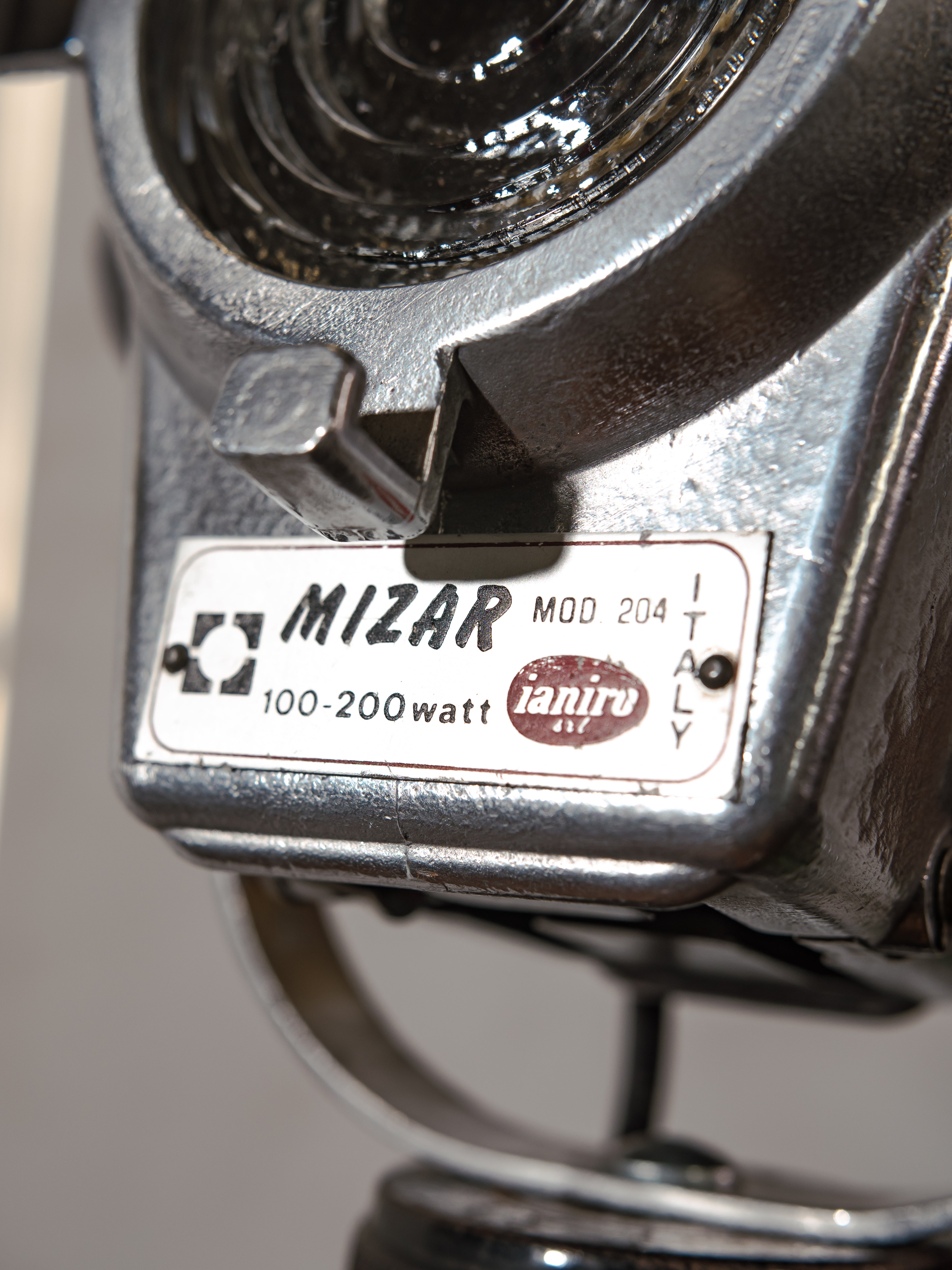 Vintage kleine Ianiro Mizar Spotlight vloerlamp – studiolamp uit de jaren 50 op een Zeiss Ikon statief – gepolijst aluminium – verstelbaar tot bureaulamp