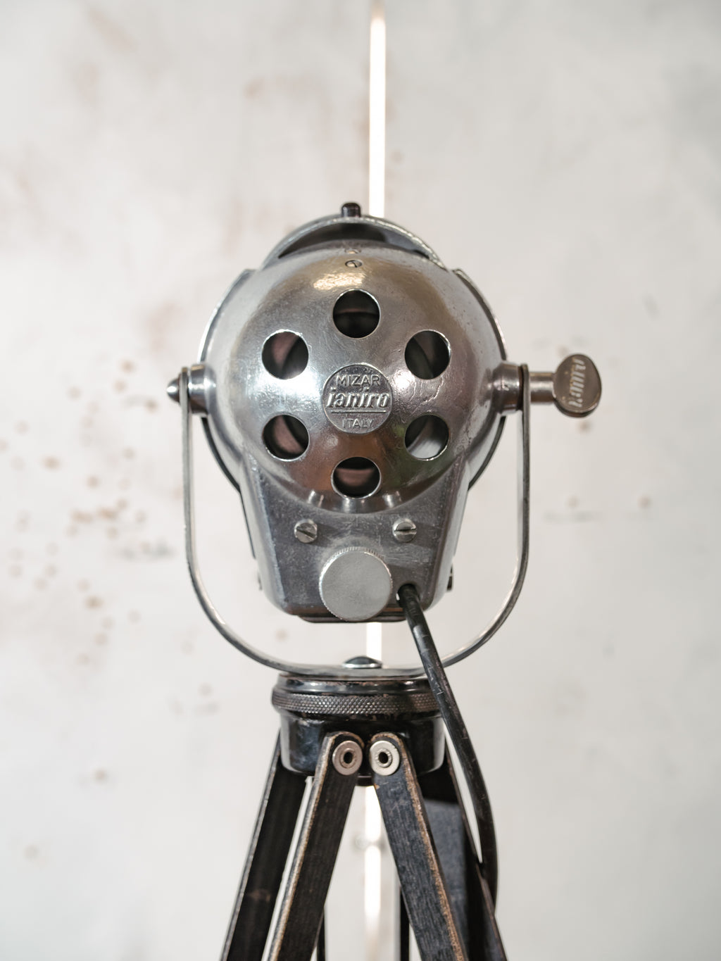Vintage kleine Ianiro Mizar Spotlight vloerlamp – studiolamp uit de jaren 50 op een Zeiss Ikon statief – gepolijst aluminium – verstelbaar tot bureaulamp