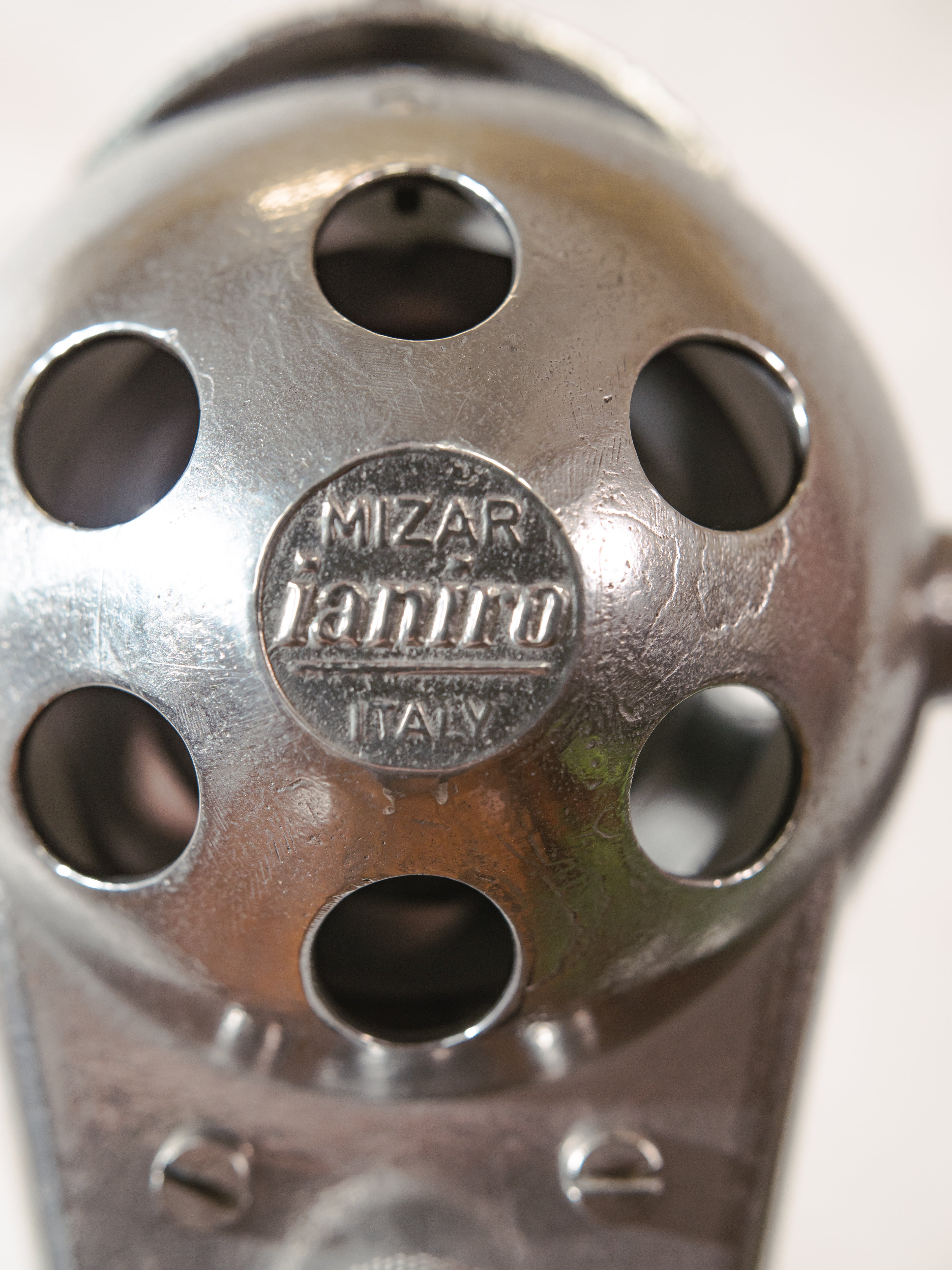 Vintage kleine Ianiro Mizar Spotlight vloerlamp – studiolamp uit de jaren 50 op een Zeiss Ikon statief – gepolijst aluminium – verstelbaar tot bureaulamp