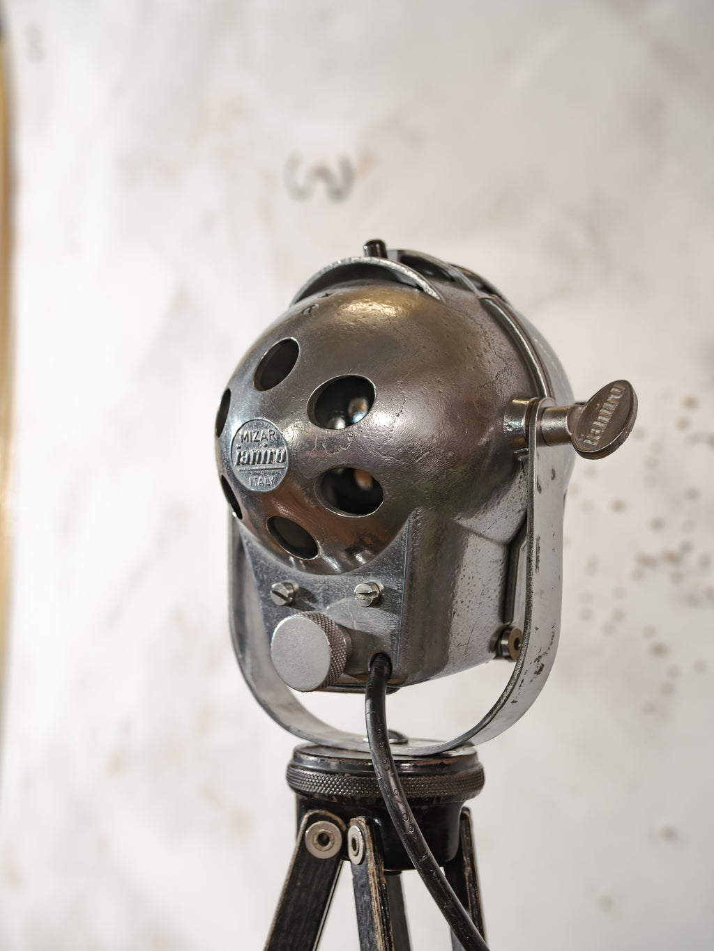 Vintage kleine Ianiro Mizar Spotlight vloerlamp – studiolamp uit de jaren 50 op een Zeiss Ikon statief – gepolijst aluminium – verstelbaar tot bureaulamp