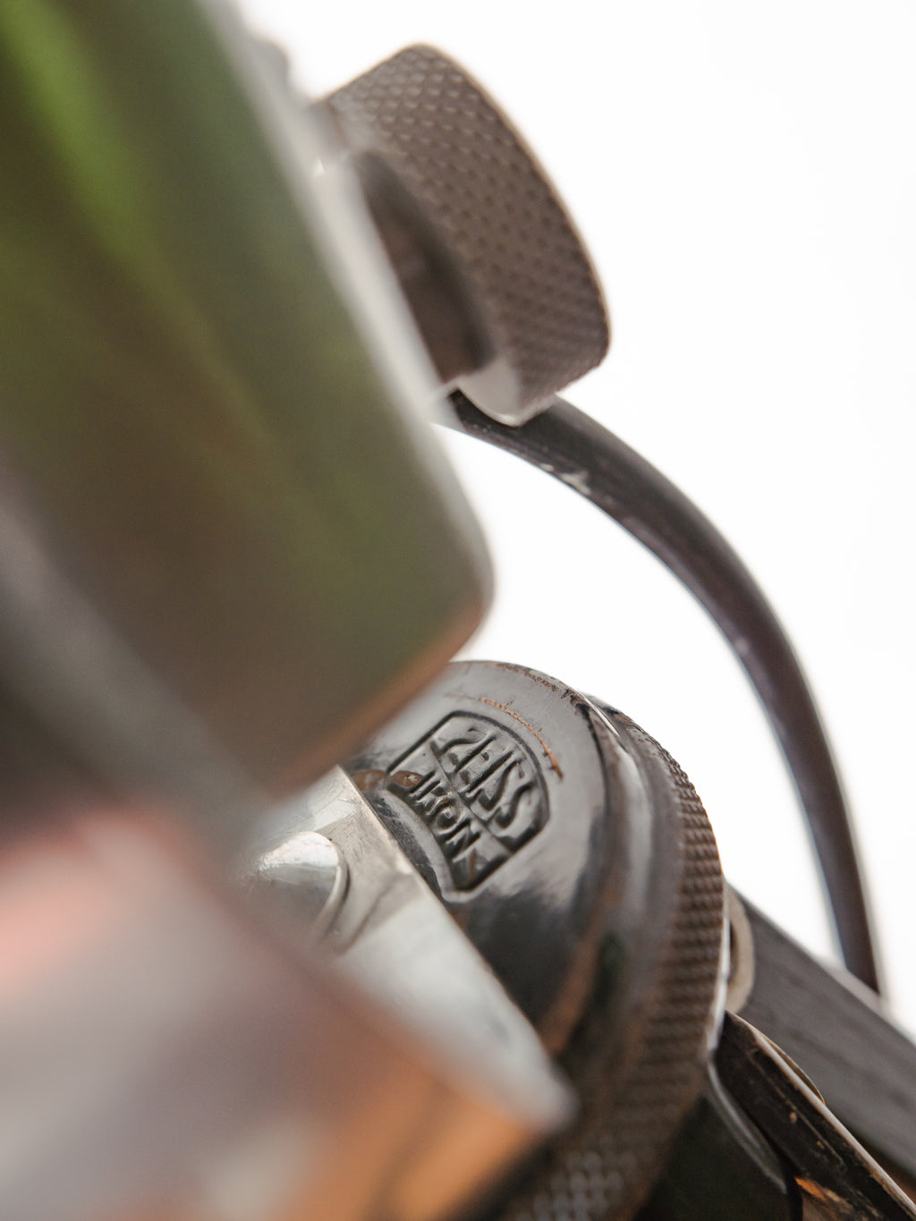 Vintage kleine Ianiro Mizar Spotlight vloerlamp – studiolamp uit de jaren 50 op een Zeiss Ikon statief – gepolijst aluminium – verstelbaar tot bureaulamp
