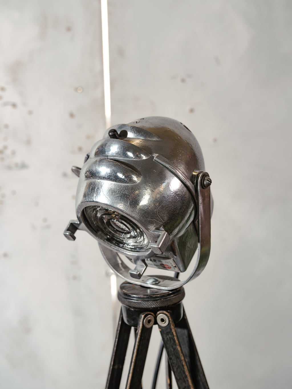 Vintage kleine Ianiro Mizar Spotlight vloerlamp – studiolamp uit de jaren 50 op een Zeiss Ikon statief – gepolijst aluminium – verstelbaar tot bureaulamp