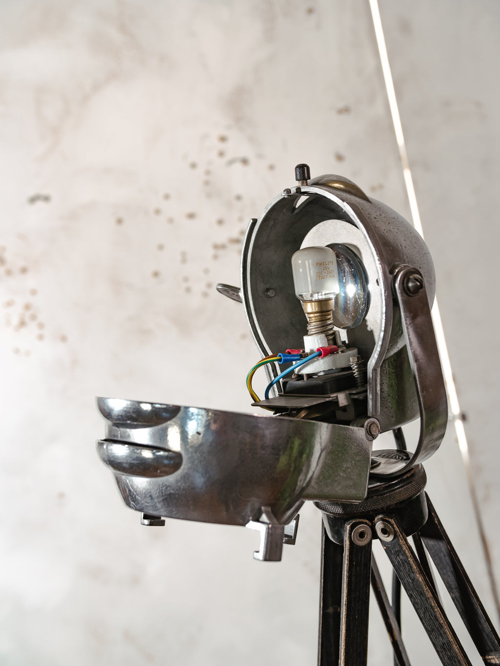 Vintage kleine Ianiro Mizar Spotlight vloerlamp – studiolamp uit de jaren 50 op een Zeiss Ikon statief – gepolijst aluminium – verstelbaar tot bureaulamp