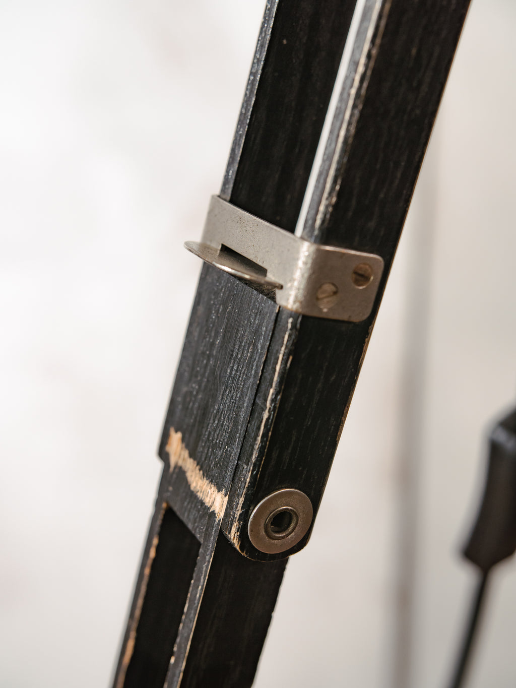 Vintage kleine Ianiro Mizar Spotlight vloerlamp – studiolamp uit de jaren 50 op een Zeiss Ikon statief – gepolijst aluminium – verstelbaar tot bureaulamp