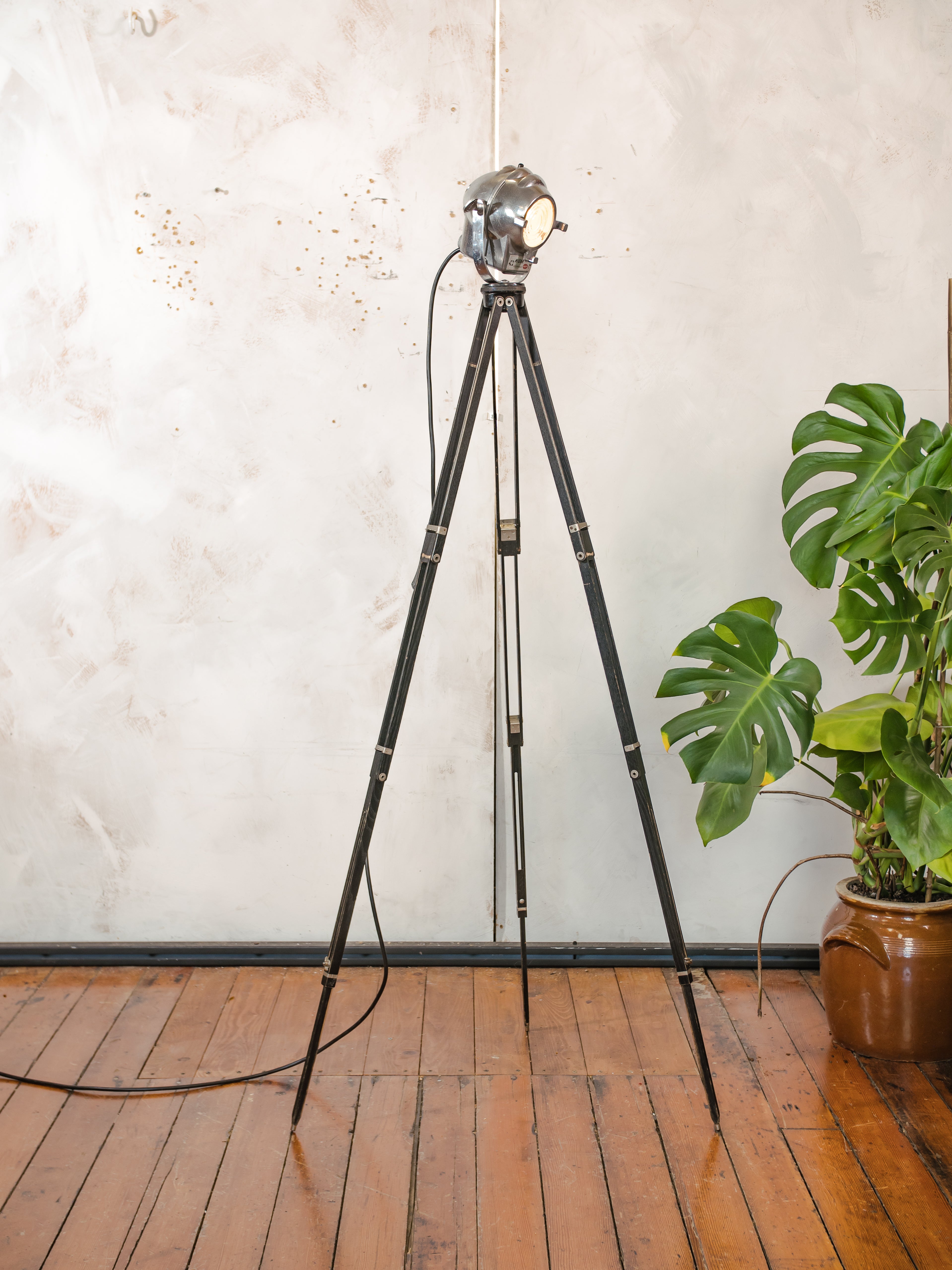Vintage kleine Ianiro Mizar Spotlight vloerlamp – studiolamp uit de jaren 50 op een Zeiss Ikon statief – gepolijst aluminium – verstelbaar tot bureaulamp