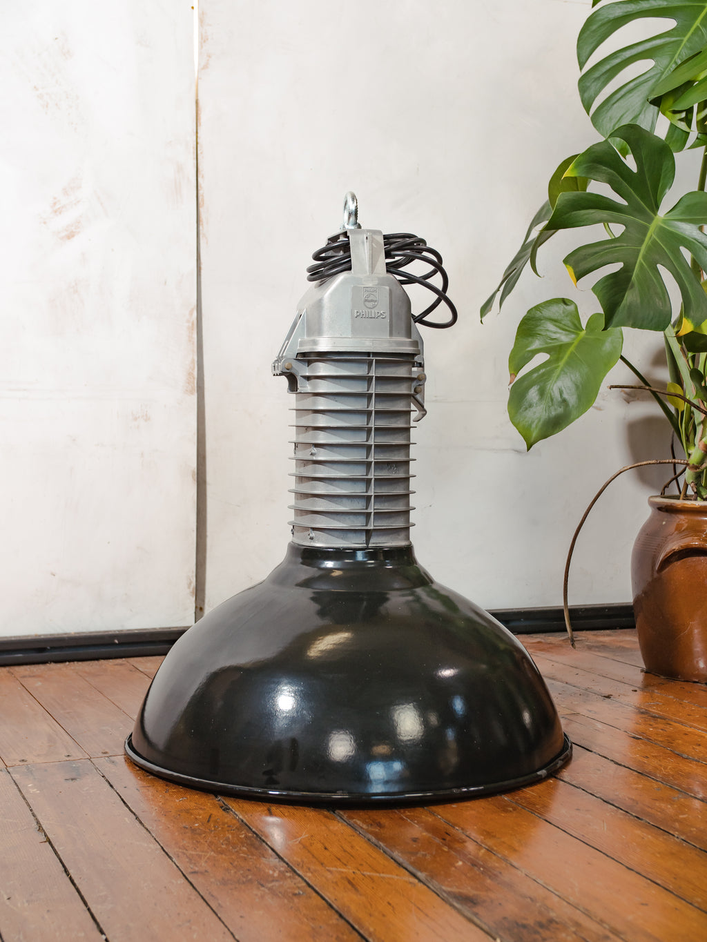Vintage Philips HDK-serie industriële hanglamp, zwarte geëmailleerde kap, fabriekslamp uit de jaren 1950 - lage kappen - gerenoveerd