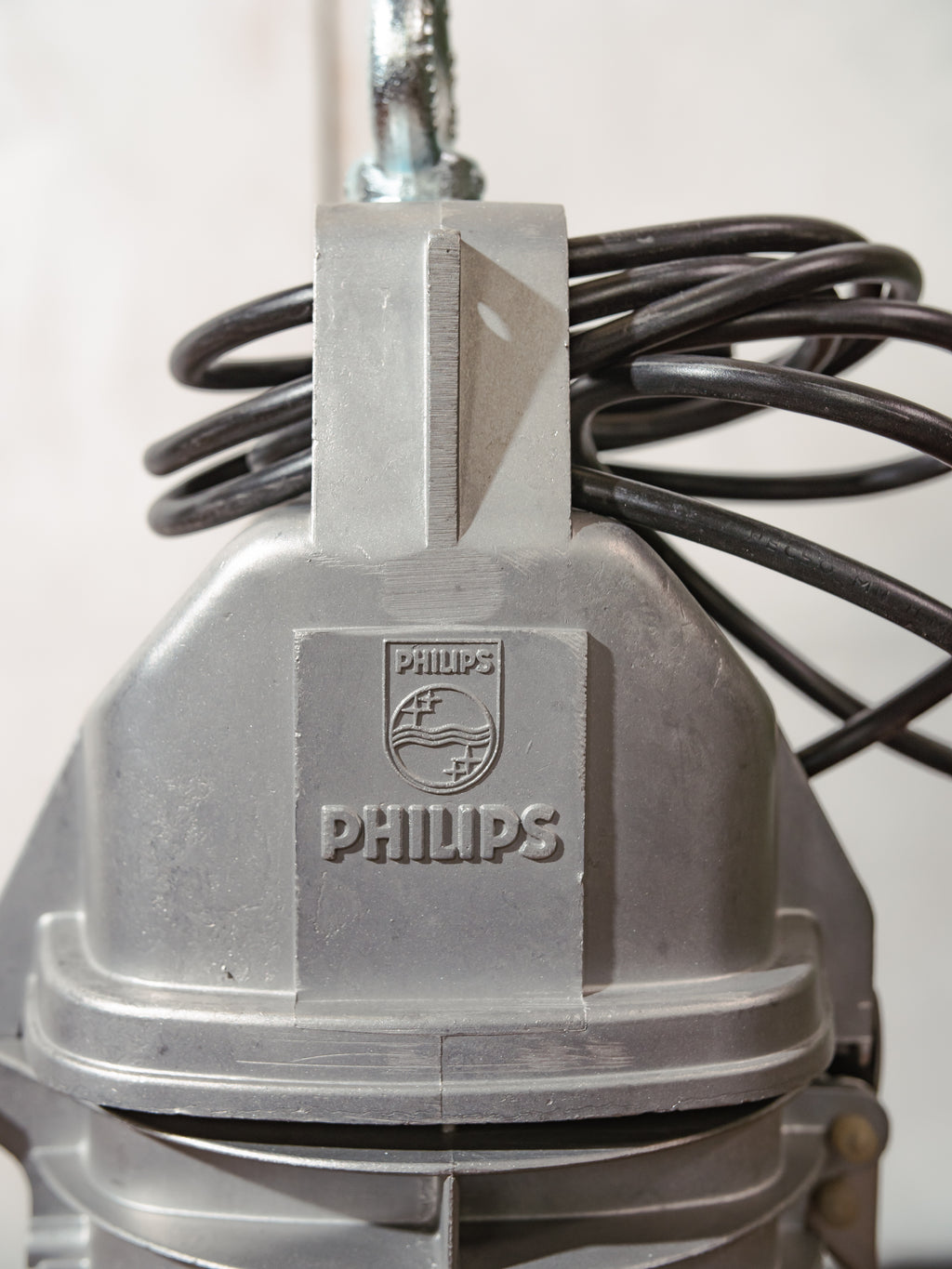 Vintage Philips HDK-serie industriële hanglamp, zwarte geëmailleerde kap, fabriekslamp uit de jaren 1950 - lage kappen - gerenoveerd