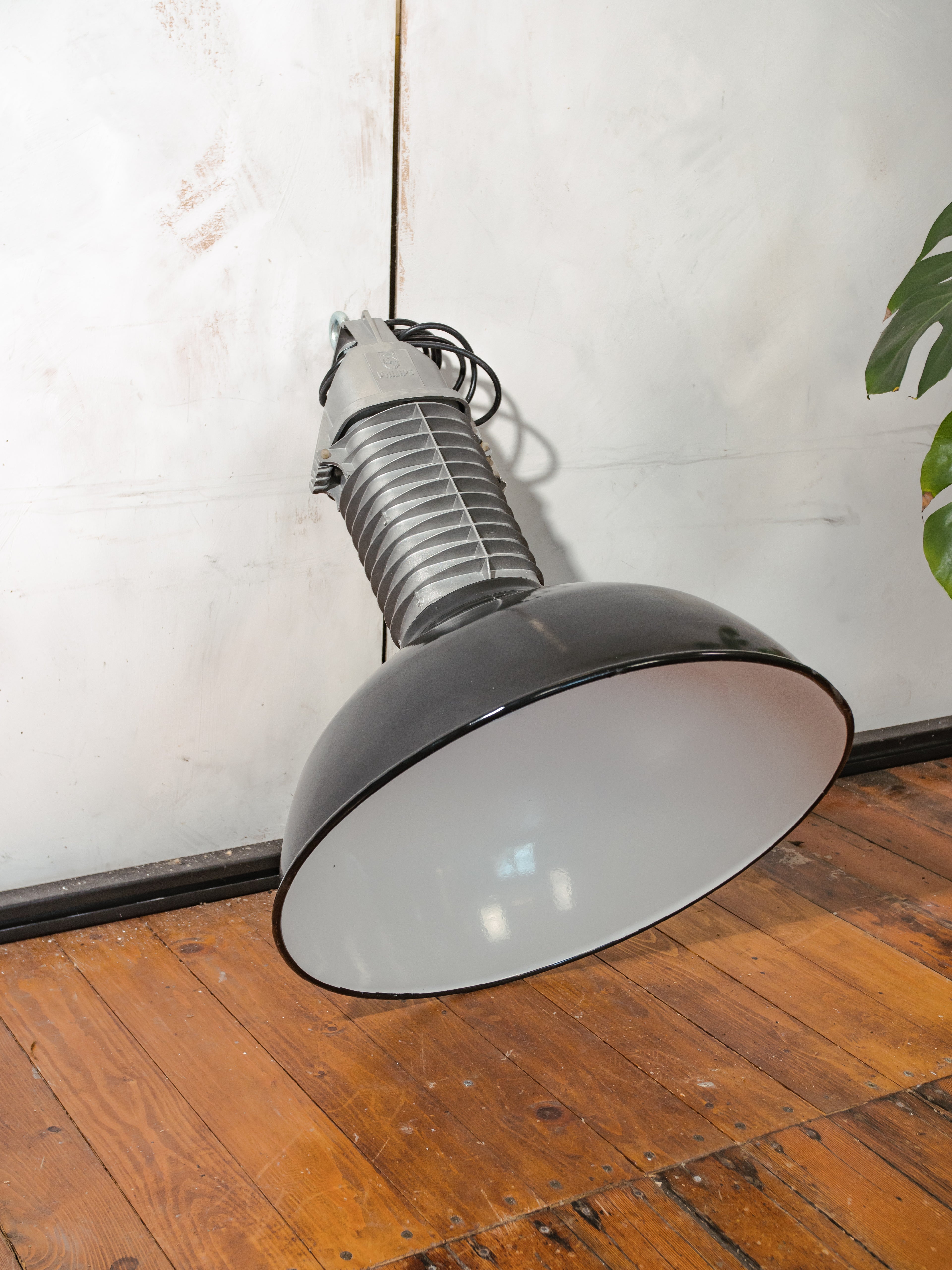 Vintage Philips HDK-serie industriële hanglamp, zwarte geëmailleerde kap, fabriekslamp uit de jaren 1950 - lage kappen - gerenoveerd
