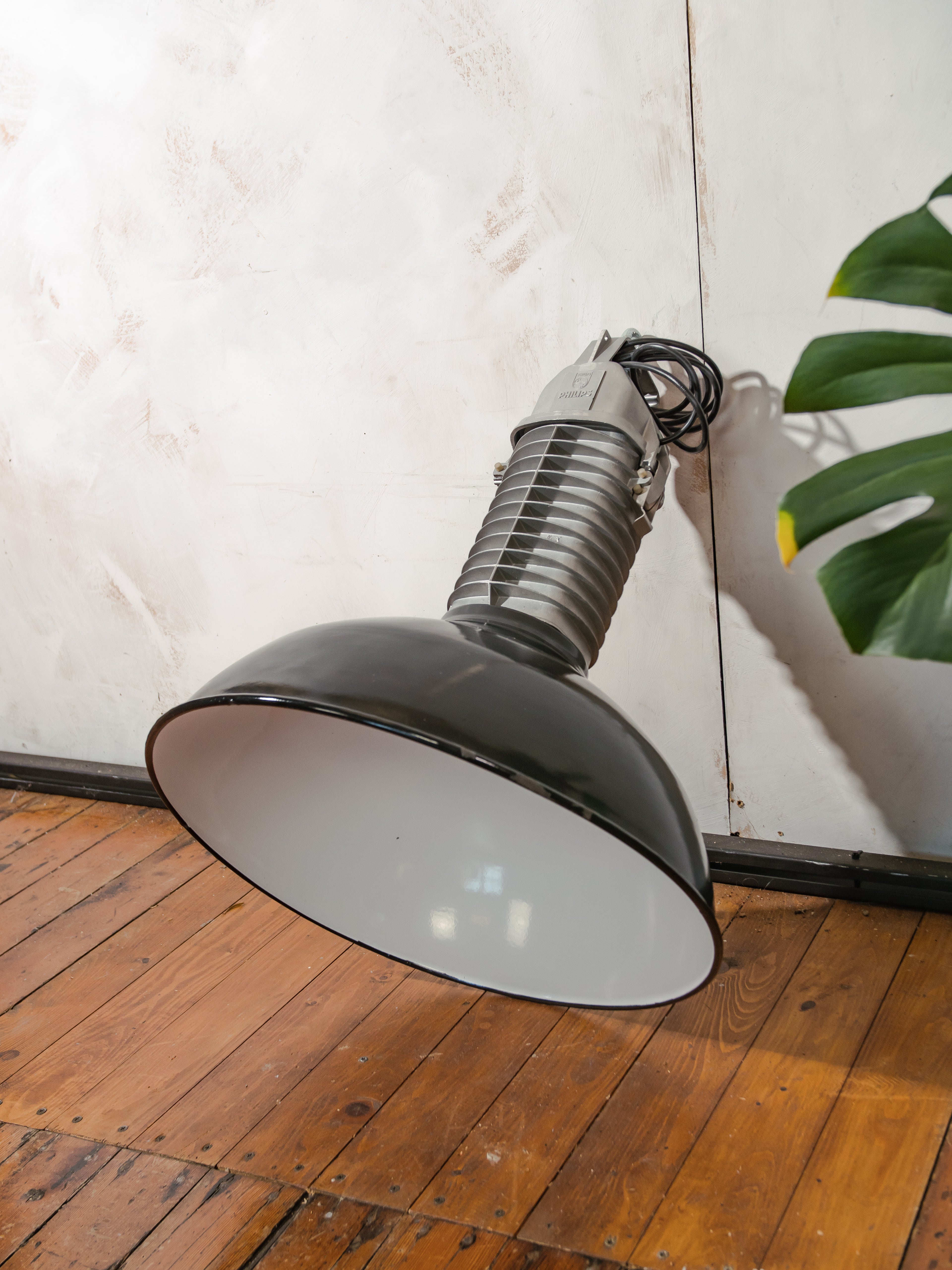 Vintage Philips HDK-serie industriële hanglamp, zwarte geëmailleerde kap, fabriekslamp uit de jaren 1950 - lage kappen - gerenoveerd
