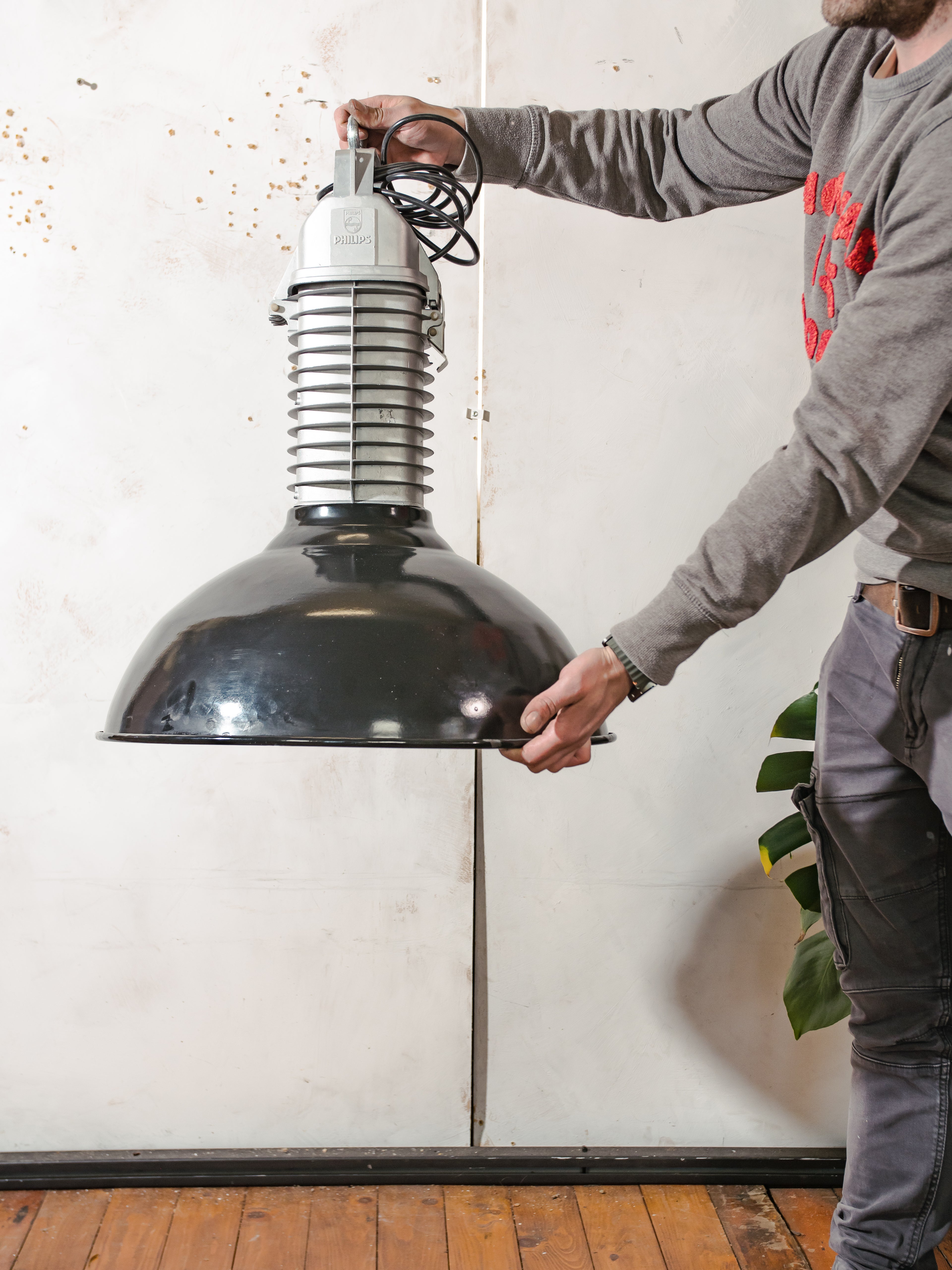 Vintage Philips HDK-serie industriële hanglamp, zwarte geëmailleerde kap, fabriekslamp uit de jaren 1950 - lage kappen - gerenoveerd