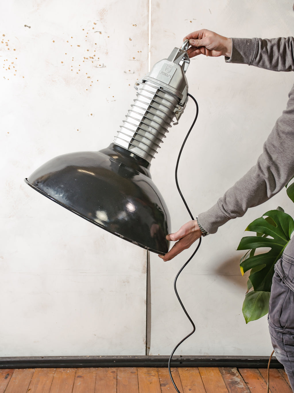 Vintage Philips HDK-serie industriële hanglamp, zwarte geëmailleerde kap, fabriekslamp uit de jaren 1950 - lage kappen - gerenoveerd