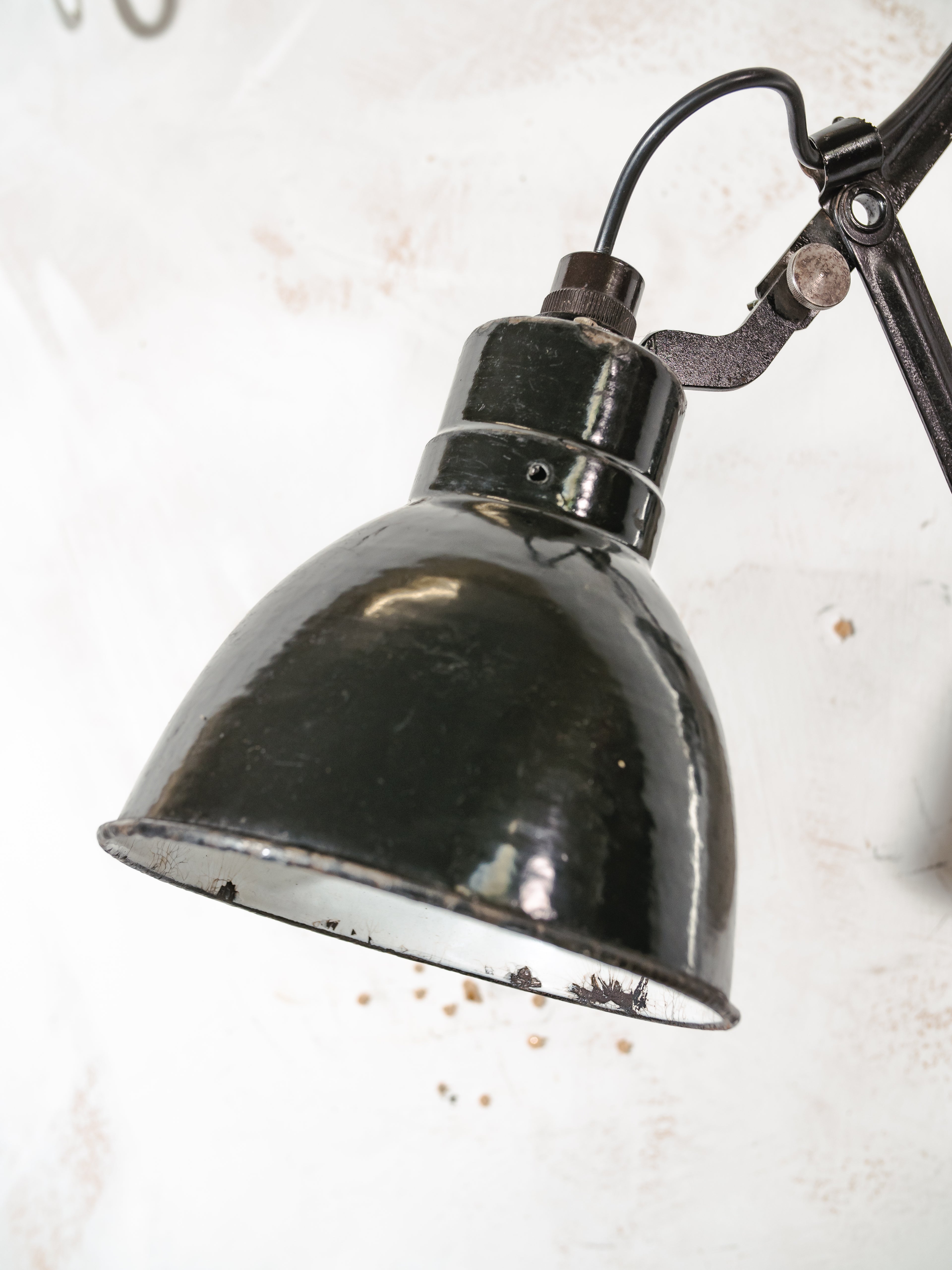 Zwarte schaarlamp uit de jaren 50 van Elektroinstala Decín | Emaille kap | Industriële uitschuifbare accordeon wandlamp