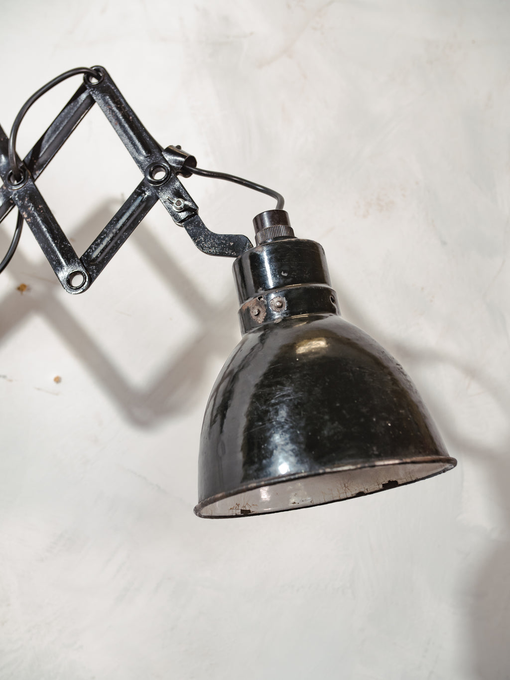 Zwarte schaarlamp uit de jaren 50 van Elektroinstala Decín | Emaille kap | Industriële uitschuifbare accordeon wandlamp