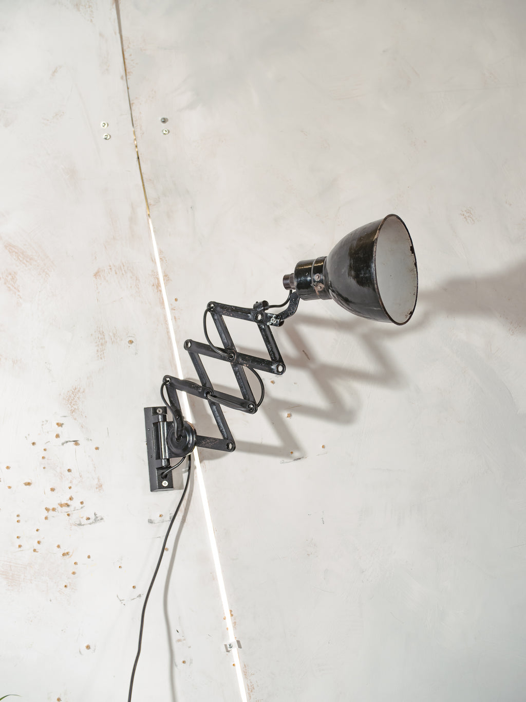 Zwarte schaarlamp uit de jaren 50 van Elektroinstala Decín | Emaille kap | Industriële uitschuifbare accordeon wandlamp