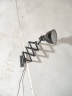 Zwarte schaarlamp uit de jaren 50 van Elektroinstala Decín | Emaille kap | Industriële uitschuifbare accordeon wandlamp