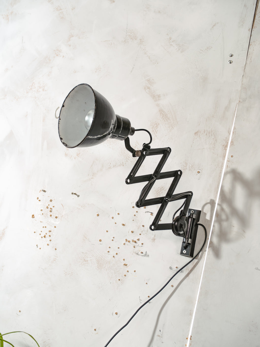 Zwarte schaarlamp uit de jaren 50 van Elektroinstala Decín | Emaille kap | Industriële uitschuifbare accordeon wandlamp