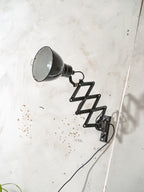 Zwarte schaarlamp uit de jaren 50 van Elektroinstala Decín | Emaille kap | Industriële uitschuifbare accordeon wandlamp