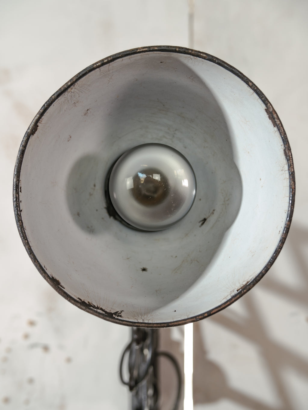 Zwarte schaarlamp uit de jaren 50 van Elektroinstala Decín | Emaille kap | Industriële uitschuifbare accordeon wandlamp