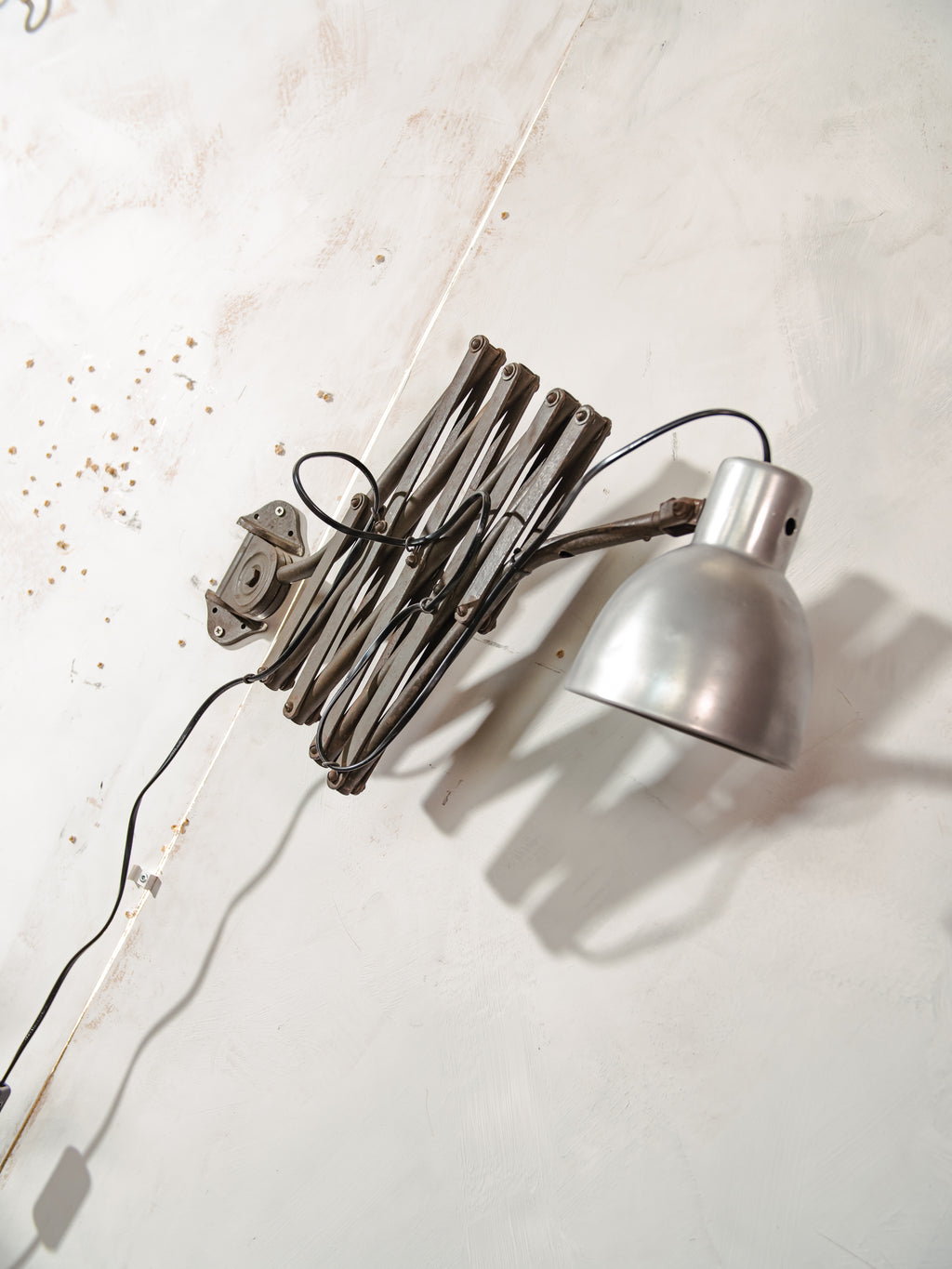 1930s Army Green Patina Scissor Lamp by Hala, Vintage Workshop Harmonica Light, Bauhaus H. Th. J. A. Busquet Lighting