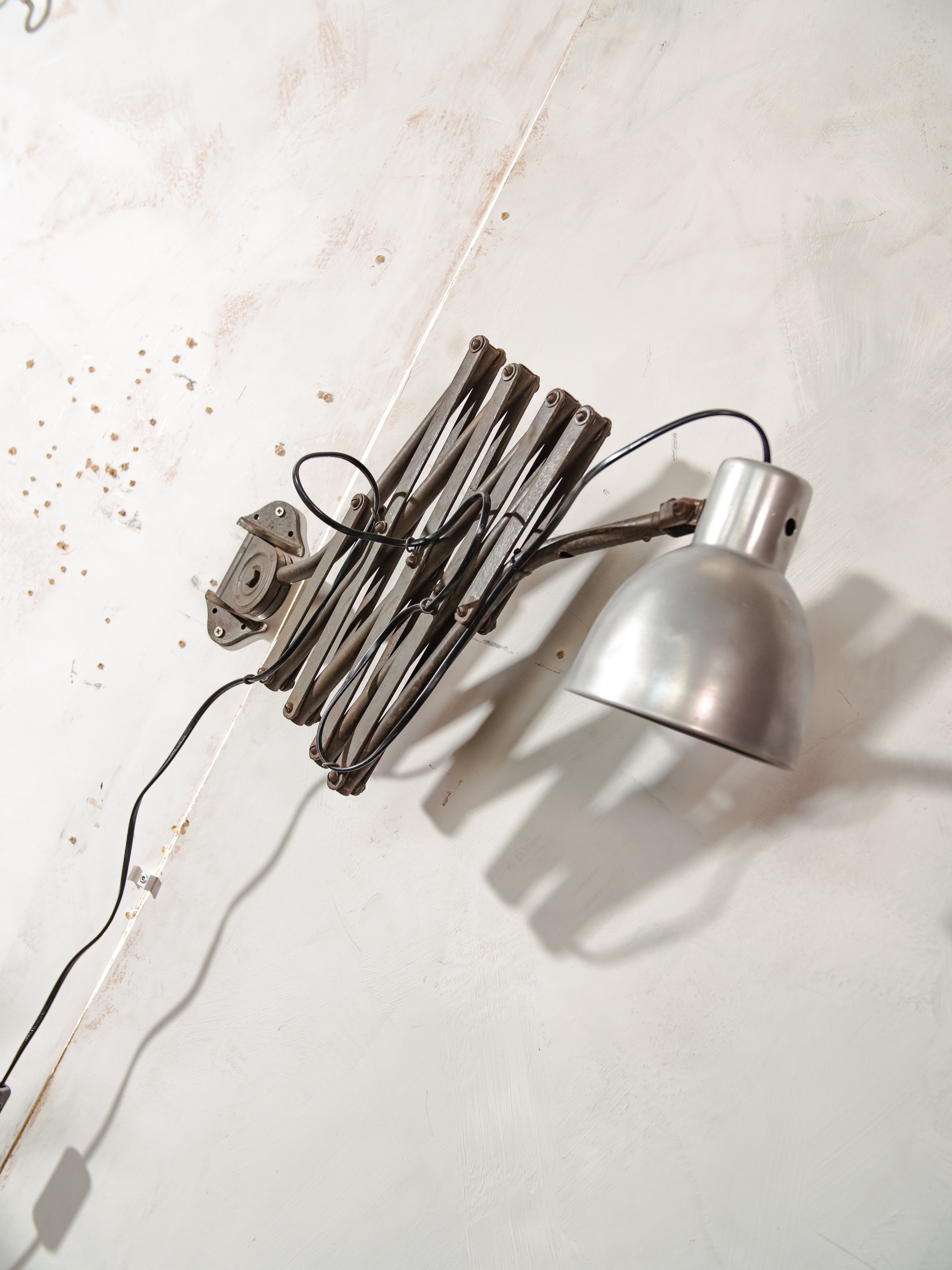 1930s Army Green Patina Scissor Lamp by Hala, Vintage Workshop Harmonica Light, Bauhaus H. Th. J. A. Busquet Lighting