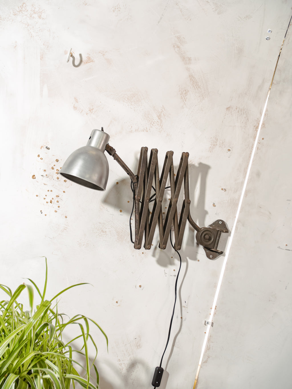 1930s Army Green Patina Scissor Lamp by Hala, Vintage Workshop Harmonica Light, Bauhaus H. Th. J. A. Busquet Lighting