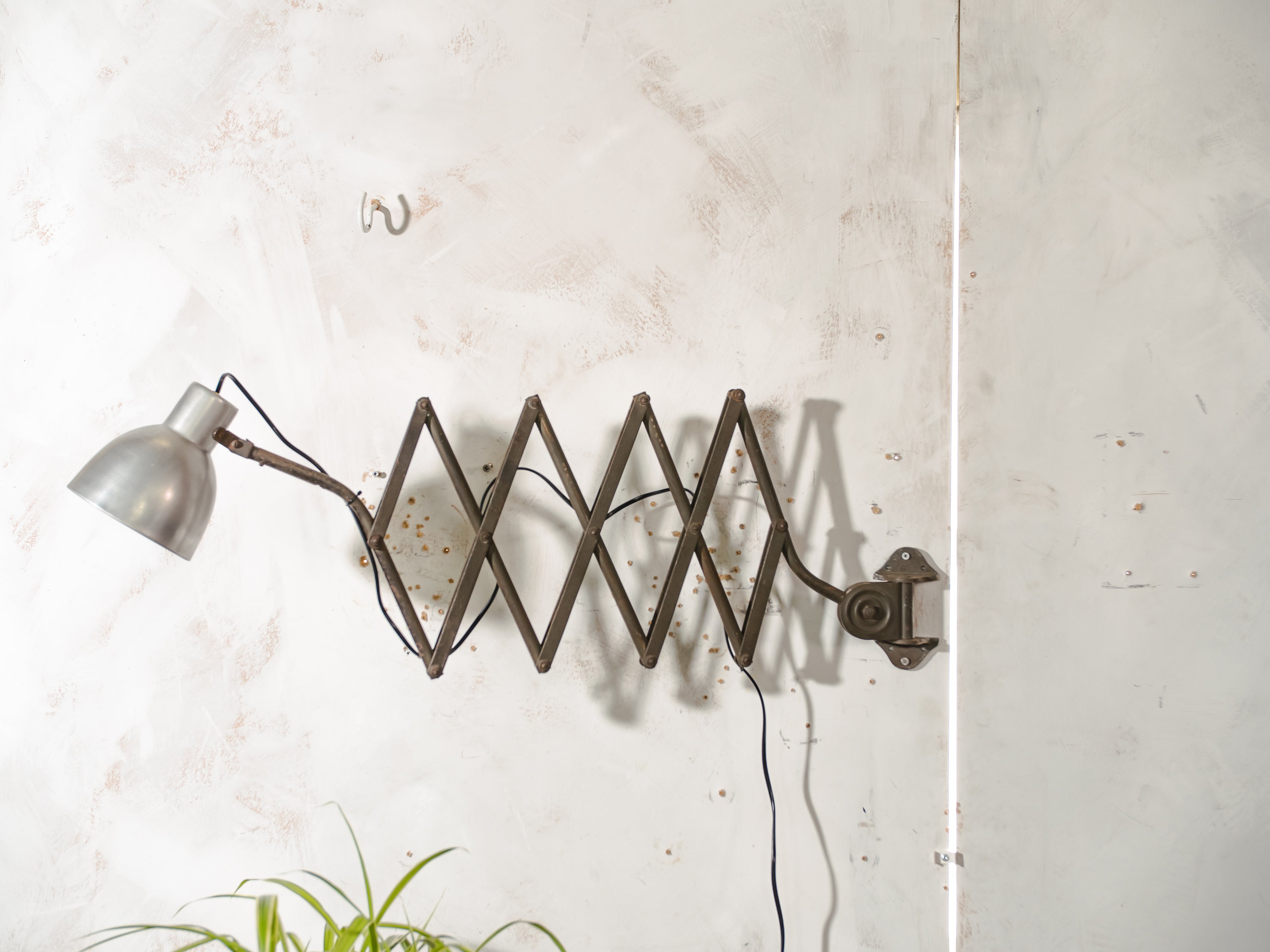 1930s Army Green Patina Scissor Lamp by Hala, Vintage Workshop Harmonica Light, Bauhaus H. Th. J. A. Busquet Lighting