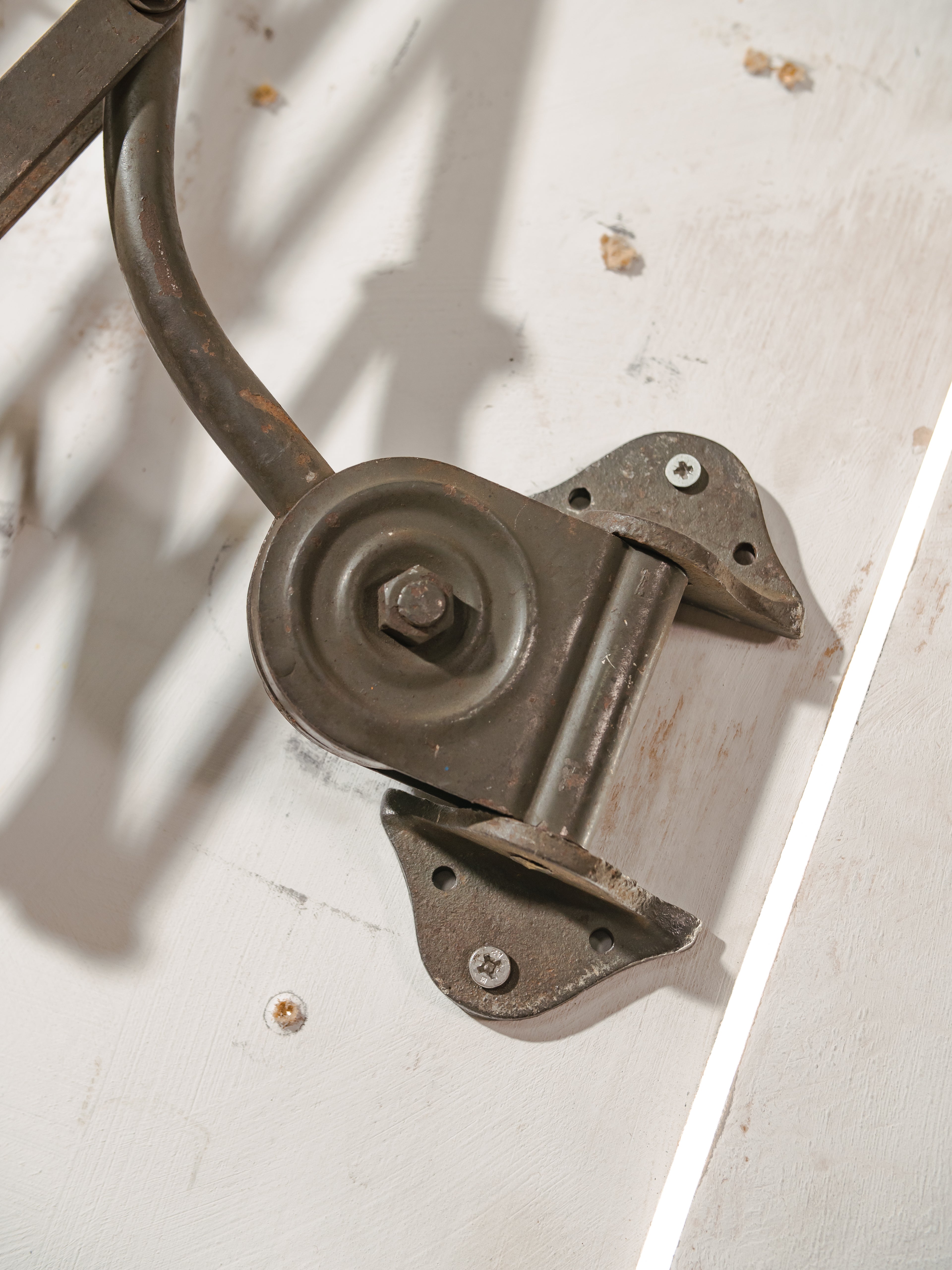 1930s Army Green Patina Scissor Lamp by Hala, Vintage Workshop Harmonica Light, Bauhaus H. Th. J. A. Busquet Lighting