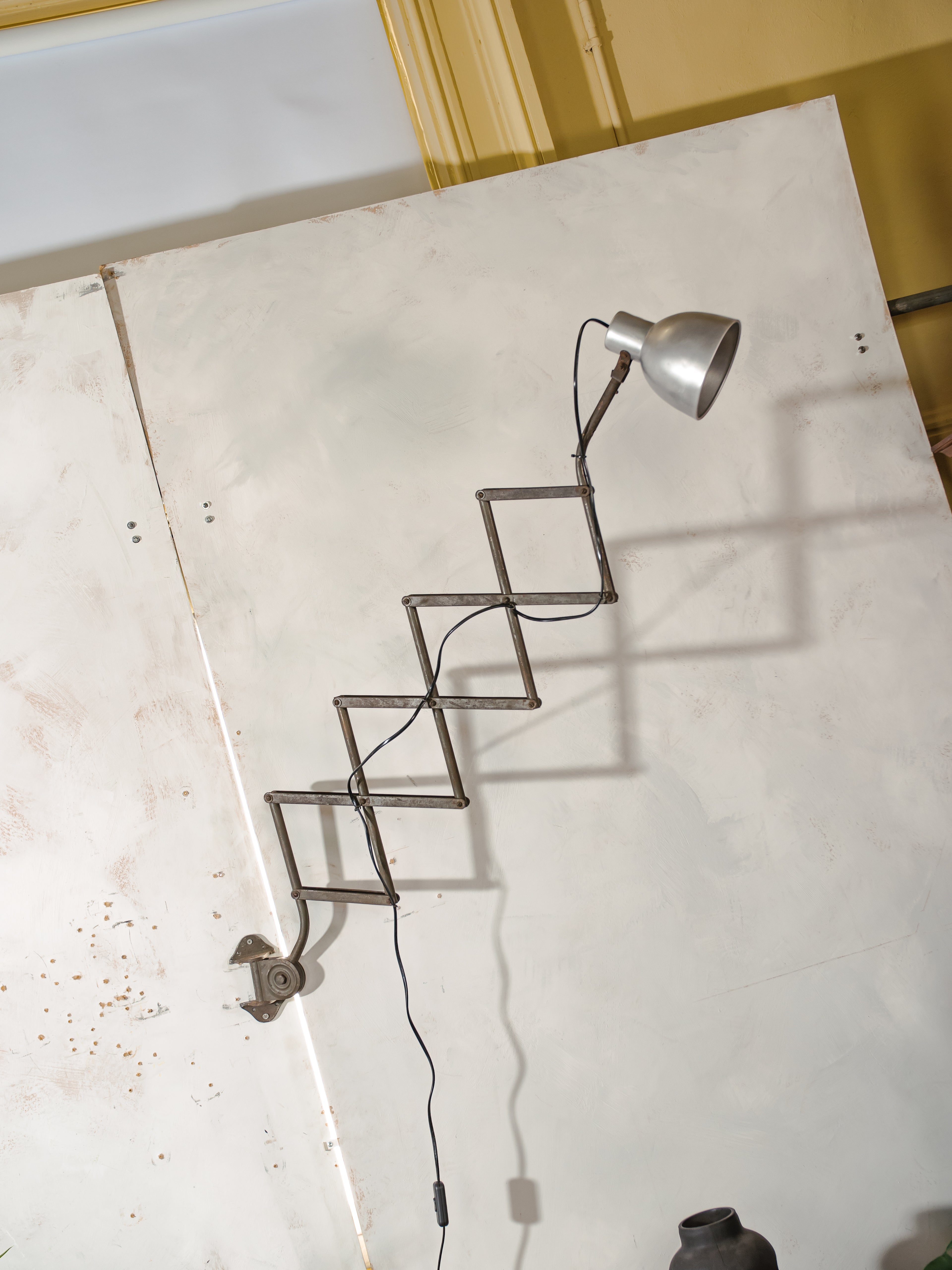 1930s Army Green Patina Scissor Lamp by Hala, Vintage Workshop Harmonica Light, Bauhaus H. Th. J. A. Busquet Lighting