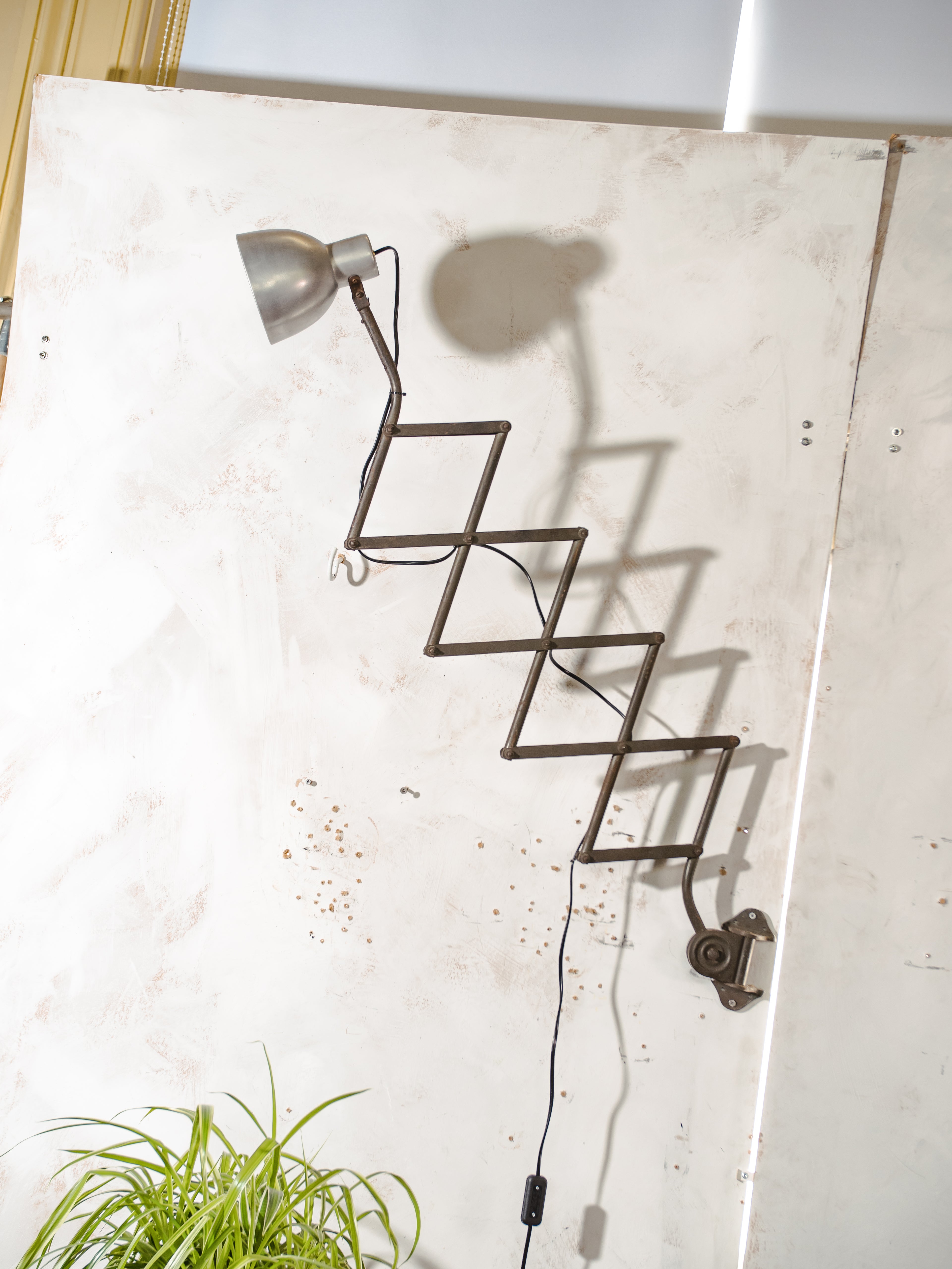 1930s Army Green Patina Scissor Lamp by Hala, Vintage Workshop Harmonica Light, Bauhaus H. Th. J. A. Busquet Lighting