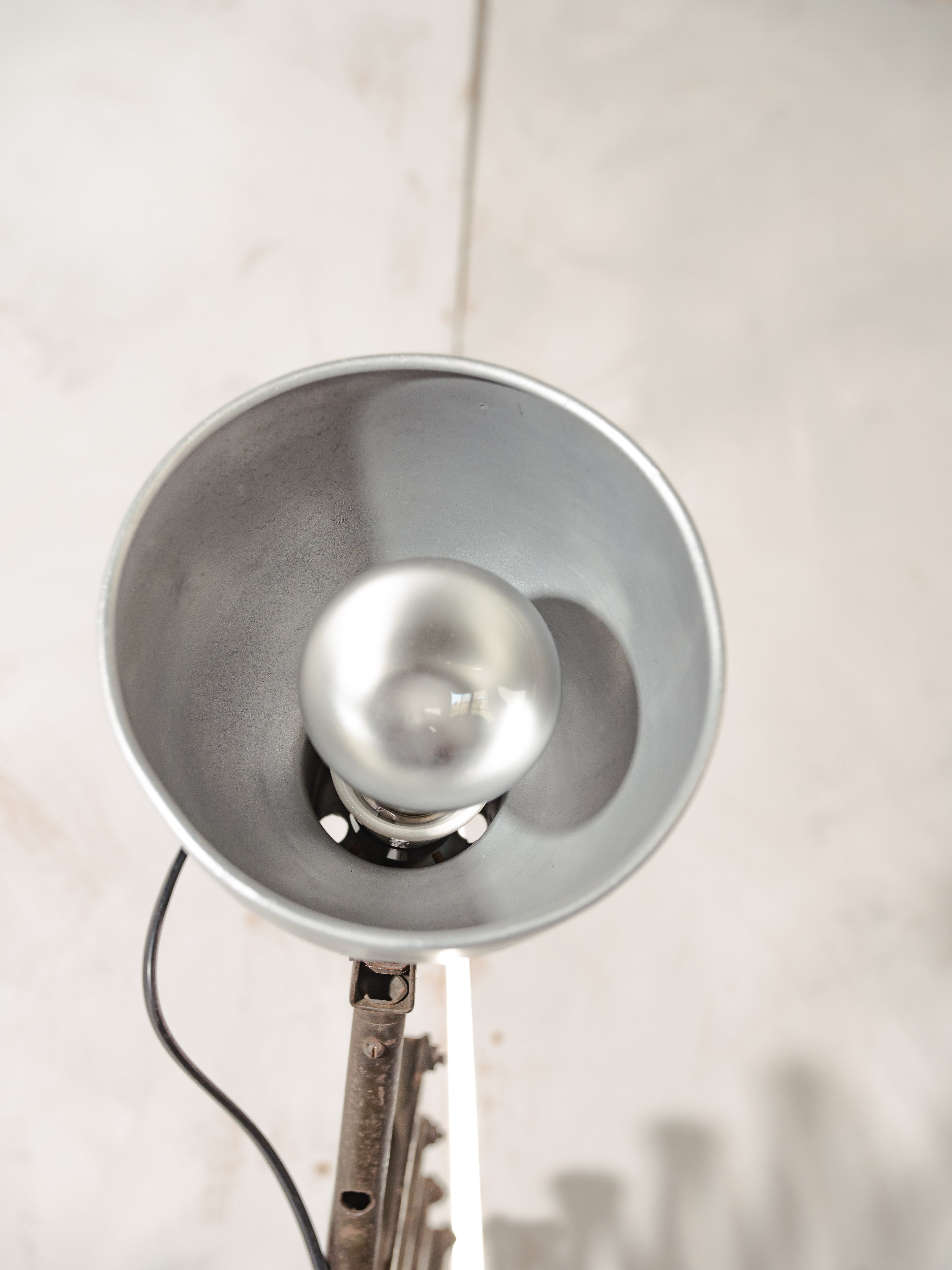 1930s Army Green Patina Scissor Lamp by Hala, Vintage Workshop Harmonica Light, Bauhaus H. Th. J. A. Busquet Lighting