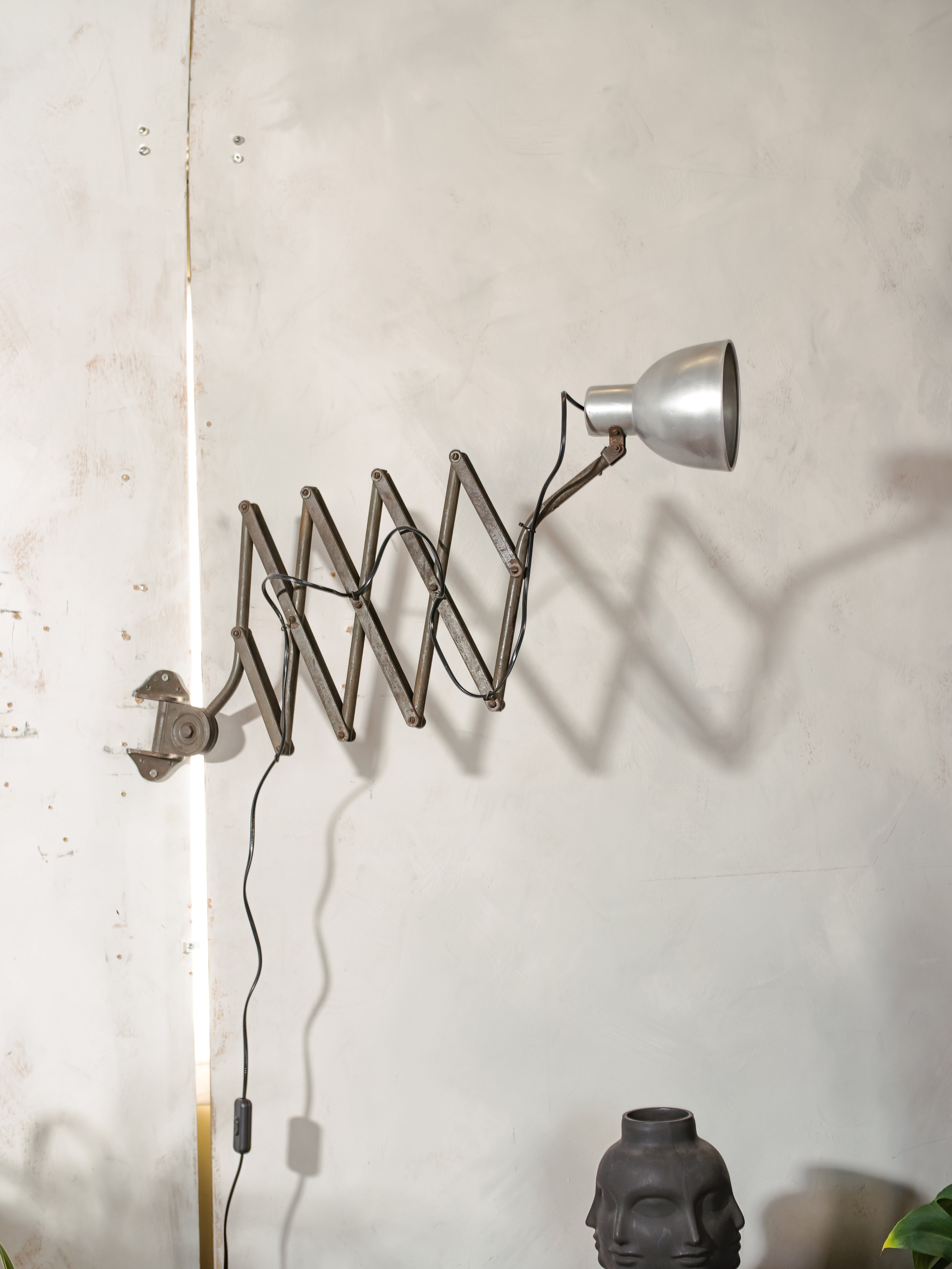 1930s Army Green Patina Scissor Lamp by Hala, Vintage Workshop Harmonica Light, Bauhaus H. Th. J. A. Busquet Lighting