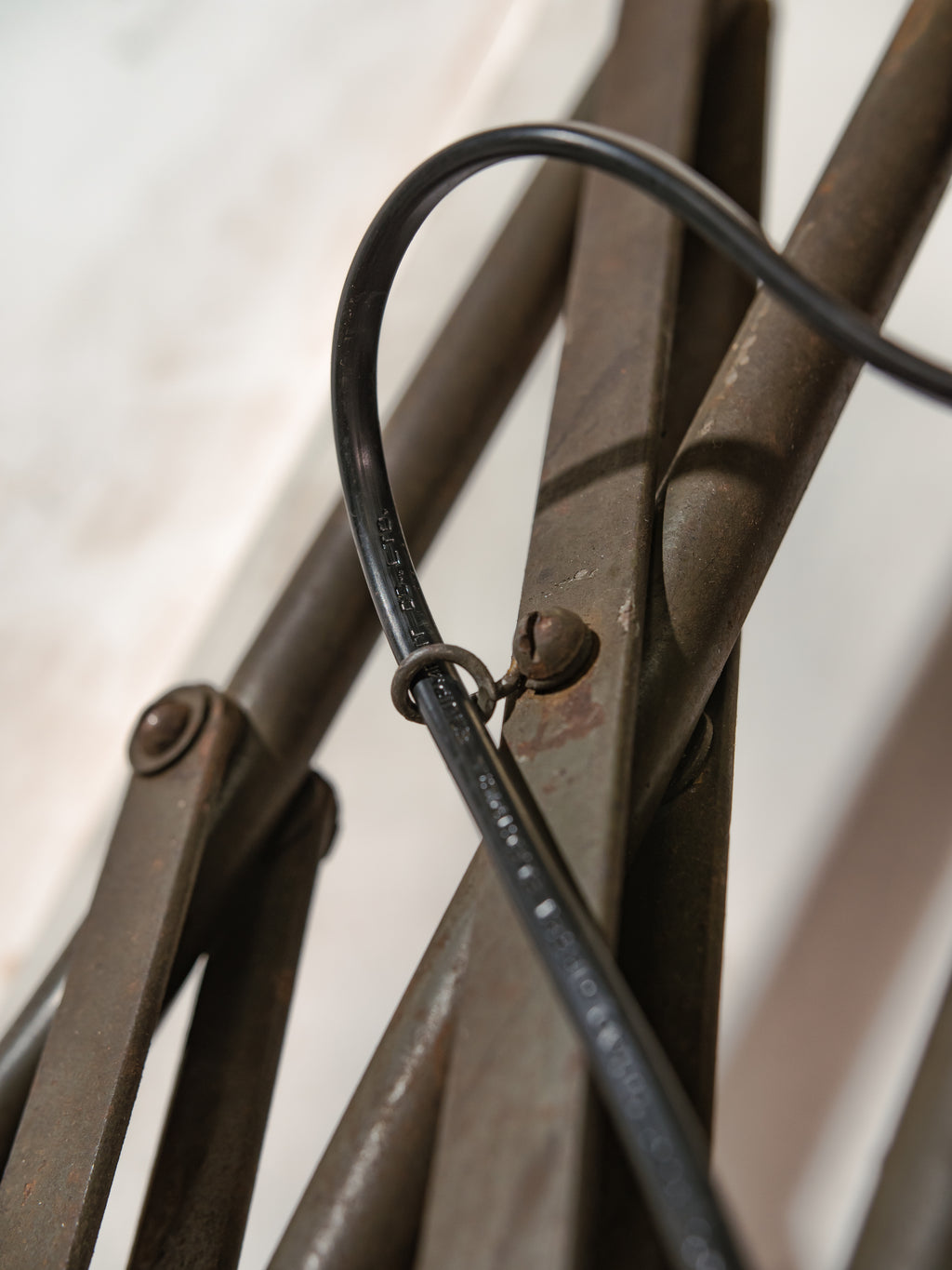 1930s Army Green Patina Scissor Lamp by Hala, Vintage Workshop Harmonica Light, Bauhaus H. Th. J. A. Busquet Lighting