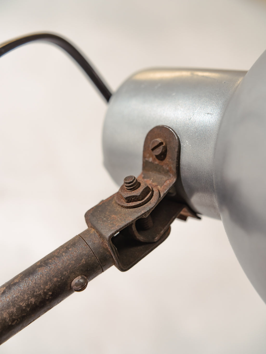 1930s Army Green Patina Scissor Lamp by Hala, Vintage Workshop Harmonica Light, Bauhaus H. Th. J. A. Busquet Lighting