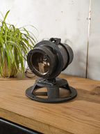 Industriële DDR spoorweg signaal spotlight lamp voor op het bureau, vintage bureaulamp, Telesig Berlin, oranje lens