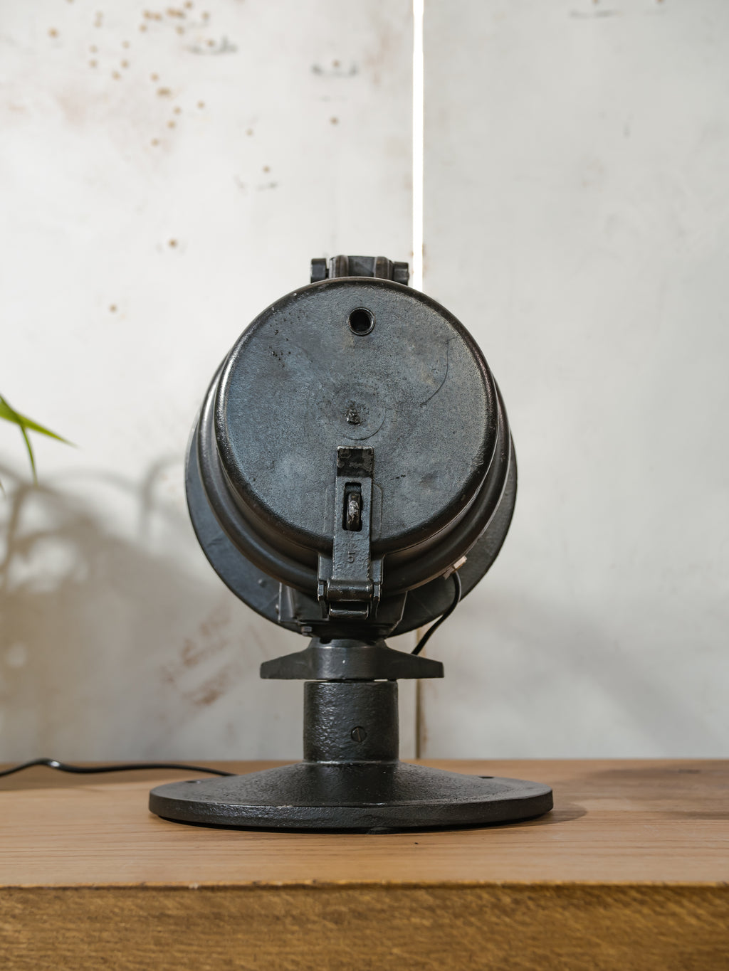 Vintage DDR spoorweg signaal schijnwerper tafellamp, industriële bureaulamp, Telesig Berlin, oranje lens.