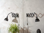 Elektroinstala Decín Industrial zwarte schaarlamp uit de jaren 60 met flexibele zwanenhals en accordeonvormige arm.
