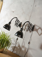 Elektroinstala Decín Industrial zwarte schaarlamp uit de jaren 60 met flexibele zwanenhals en accordeonvormige arm.
