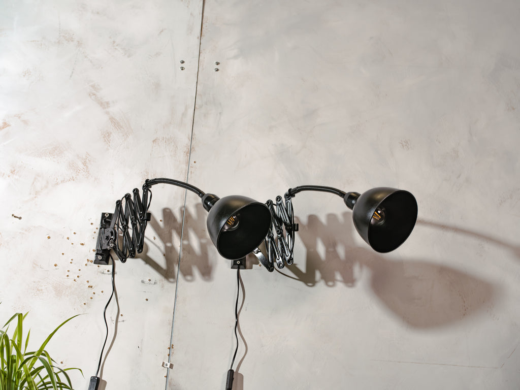 Elektroinstala Decín Industrial zwarte schaarlamp uit de jaren 60 met flexibele zwanenhals en accordeonvormige arm.