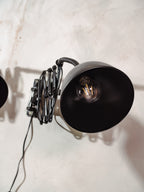Elektroinstala Decín Industrial zwarte schaarlamp uit de jaren 60 met flexibele zwanenhals en accordeonvormige arm.