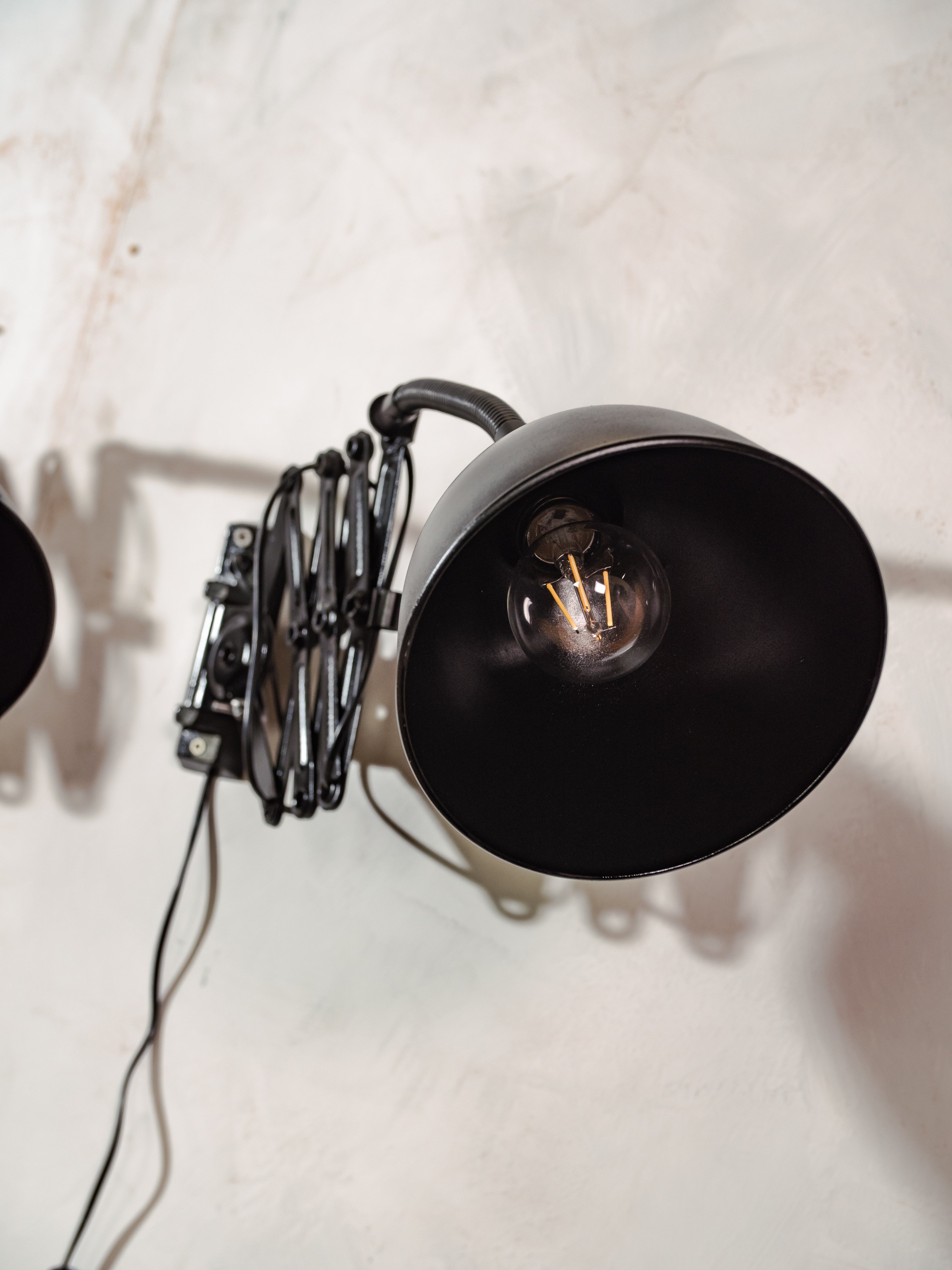 Elektroinstala Decín Industrial zwarte schaarlamp uit de jaren 60 met flexibele zwanenhals en accordeonvormige arm.
