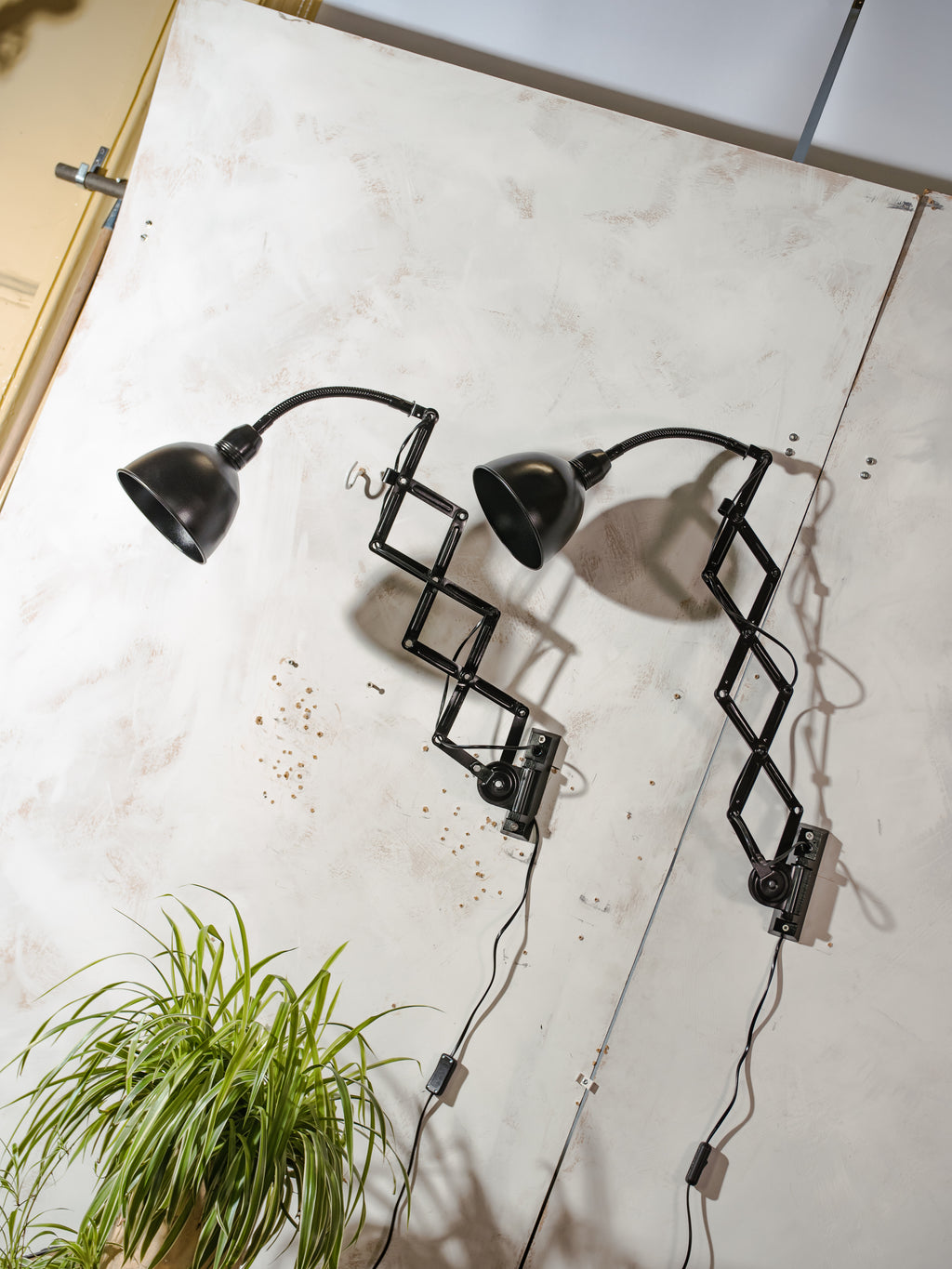 Elektroinstala Decín Industrial zwarte schaarlamp uit de jaren 60 met flexibele zwanenhals en accordeonvormige arm.