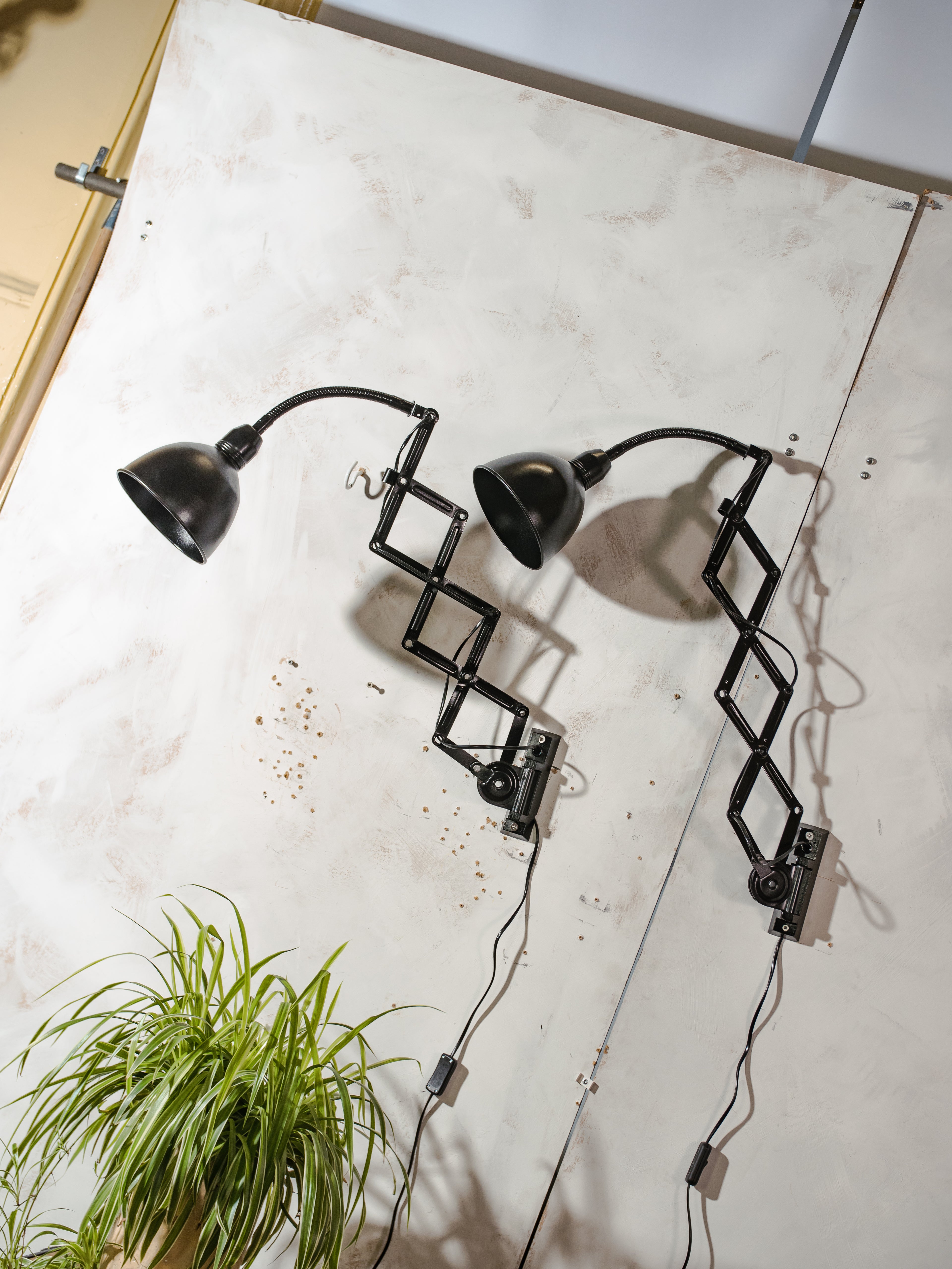 Elektroinstala Decín Industrial zwarte schaarlamp uit de jaren 60 met flexibele zwanenhals en accordeonvormige arm.