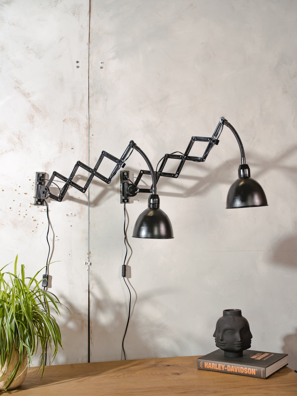 Elektroinstala Decín Industrial zwarte schaarlamp uit de jaren 60 met flexibele zwanenhals en accordeonvormige arm.