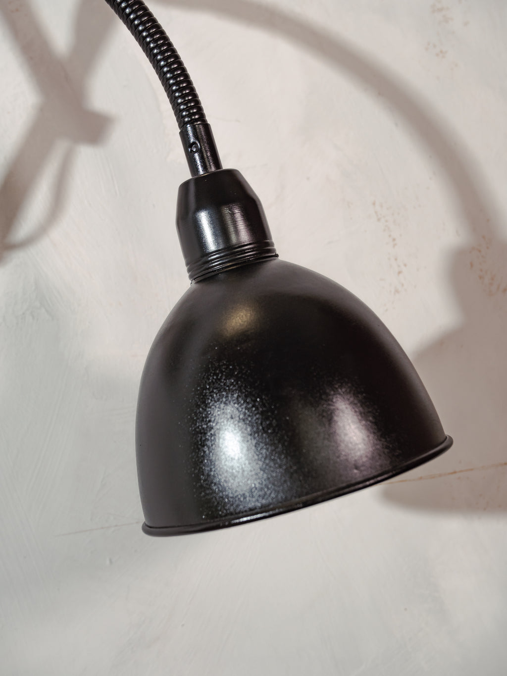 Elektroinstala Decín Industrial zwarte schaarlamp uit de jaren 60 met flexibele zwanenhals en accordeonvormige arm.