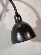 Elektroinstala Decín Industrial zwarte schaarlamp uit de jaren 60 met flexibele zwanenhals en accordeonvormige arm.