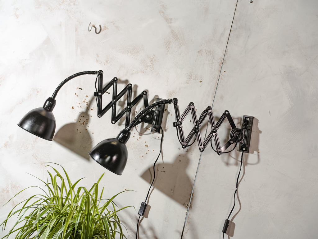 Elektroinstala Decín Industrial zwarte schaarlamp uit de jaren 60 met flexibele zwanenhals en accordeonvormige arm.