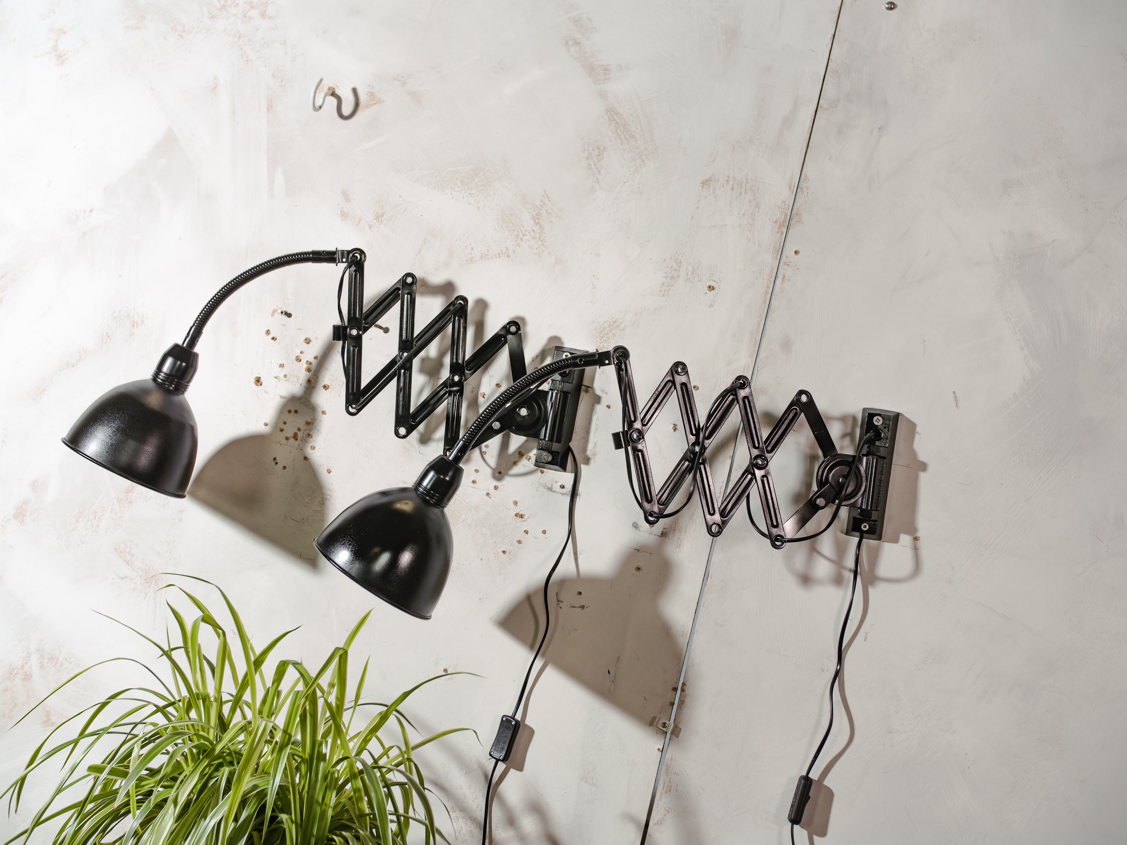 Elektroinstala Decín Industrial zwarte schaarlamp uit de jaren 60 met flexibele zwanenhals en accordeonvormige arm.