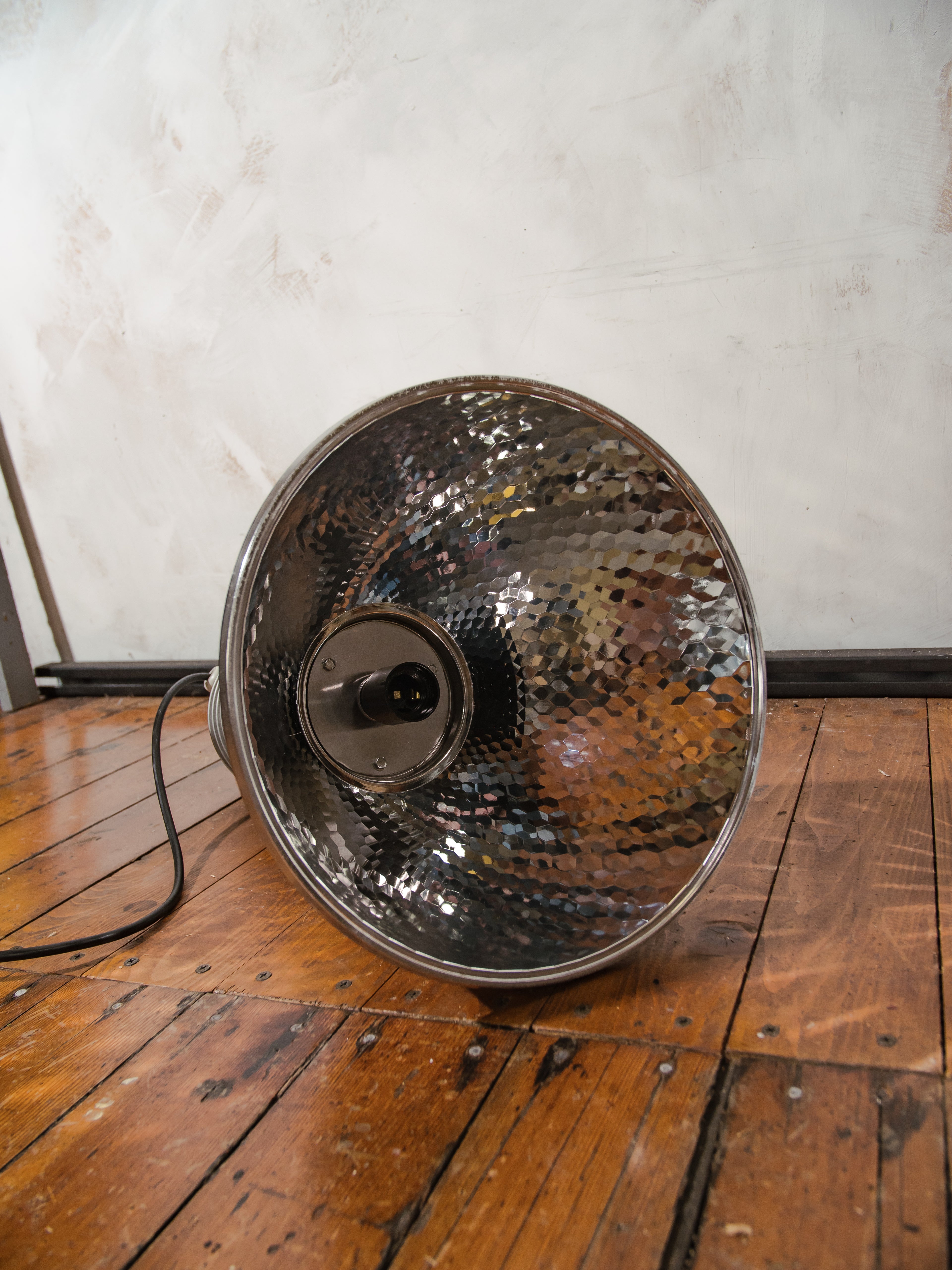 Hanglamp Zumtobel Staff uit de jaren 80, ontworpen door Charles Keller, originele industriële designlamp, zilverkleurige kap, Oostenrijkse vintage verlichting.
